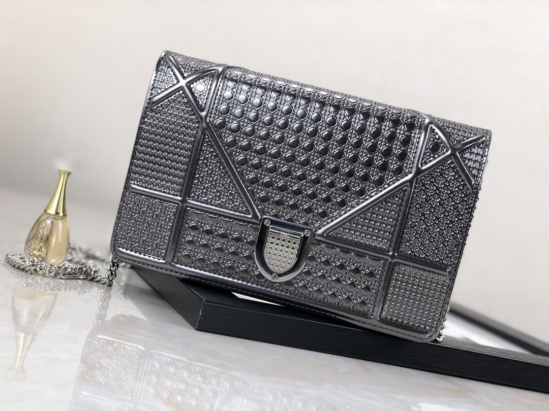TOP Christian Dior Metallic Patent Micro-Cannage Diorama Wallet on Chain Bag 19cm - Silver