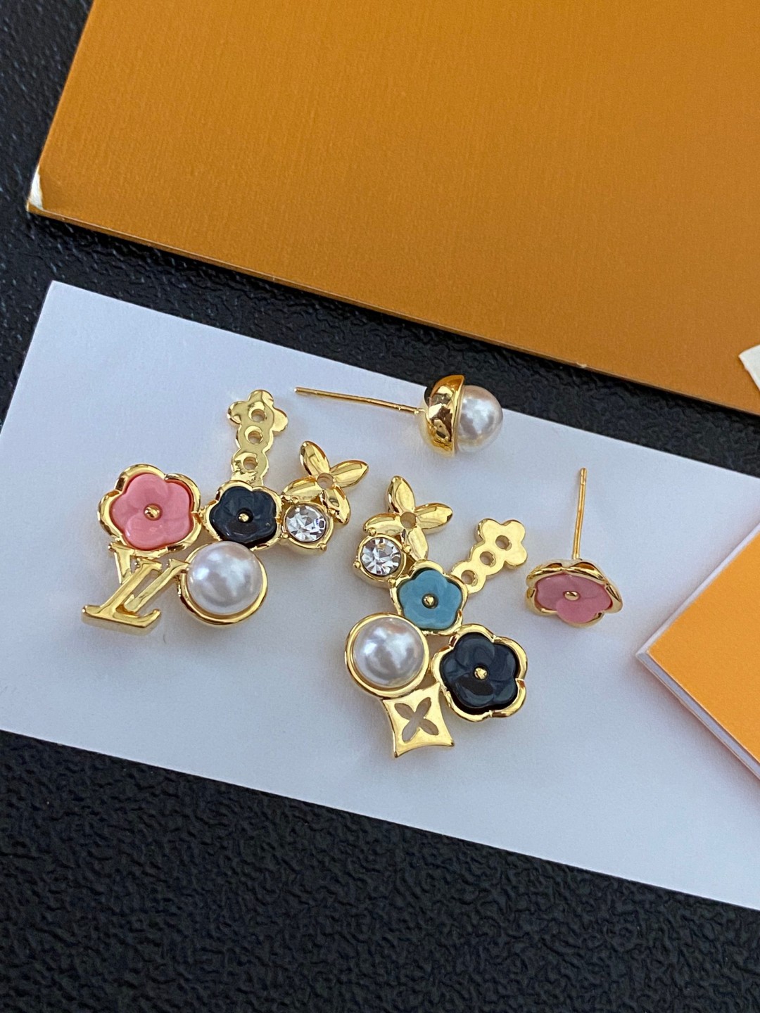 TOP Louis Vuitton LV Earrings - Gold
