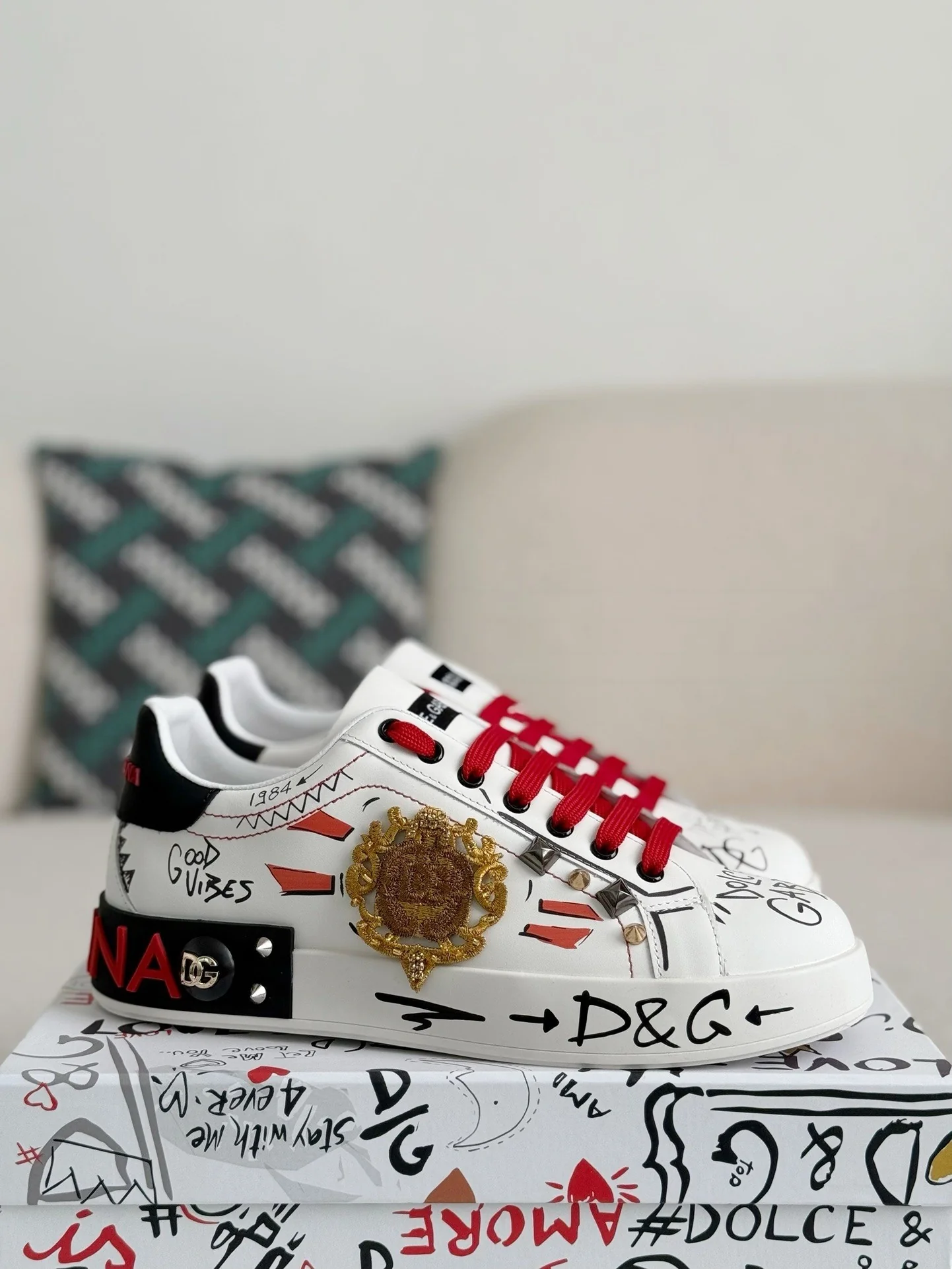 AAAShoes Men Portofino Graffiti Print Sneakers White Red Rivet Golden Crest Badge Low Top Casual Board Shoes