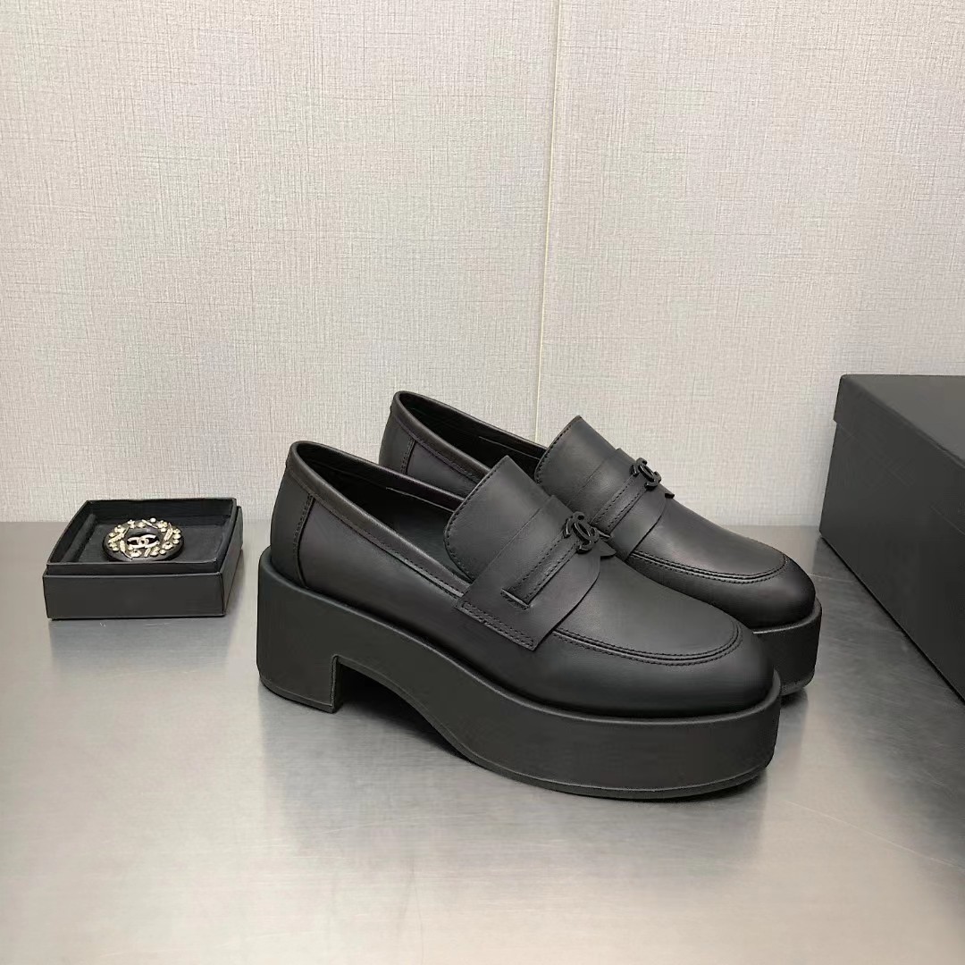TOP CHANEL Leather Loafers Double C Logo - Black/Beige