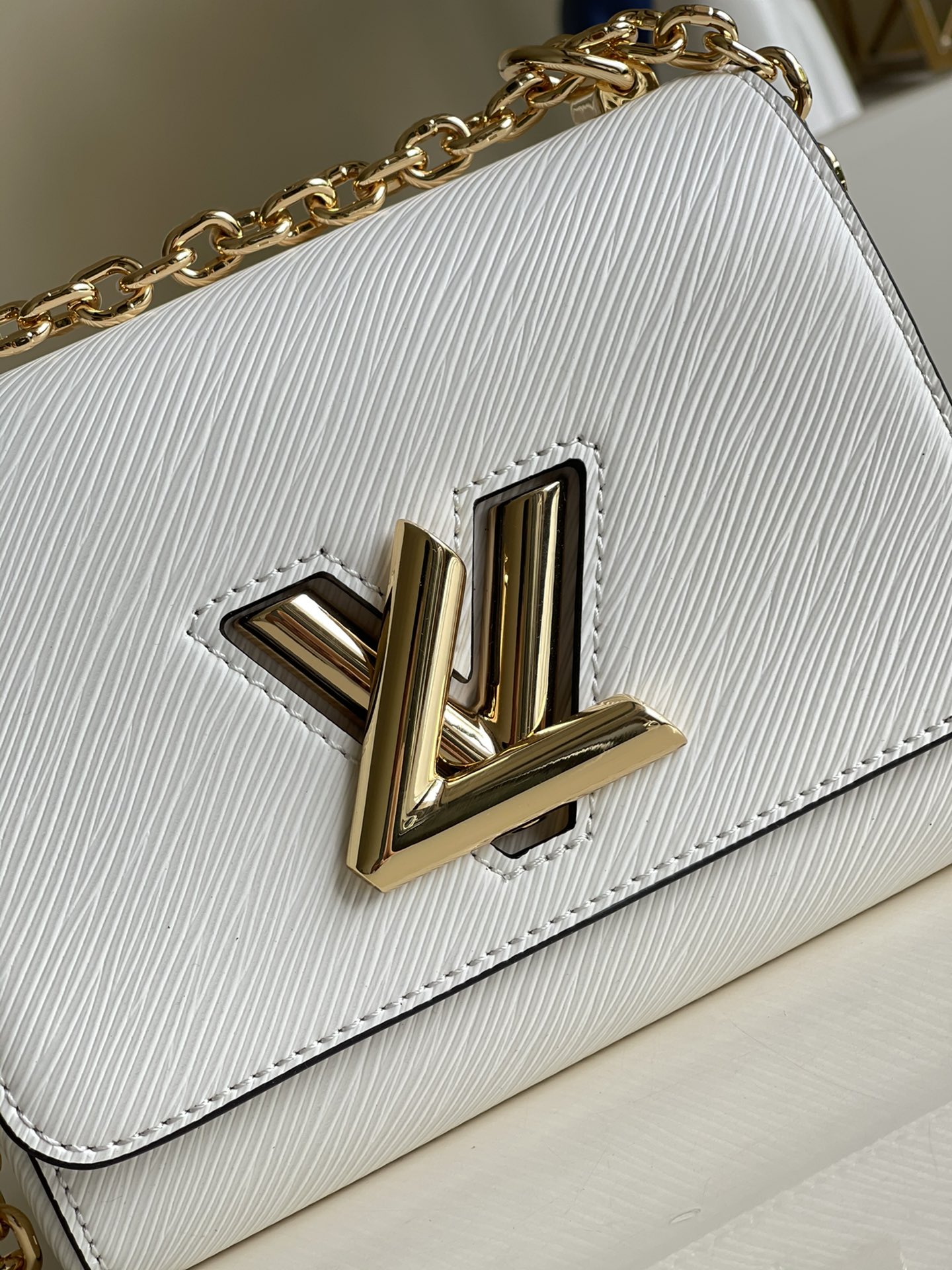 TOP Louis Vuitton LV Mini LV Epi Twist Bag 18x15x9cm- White
