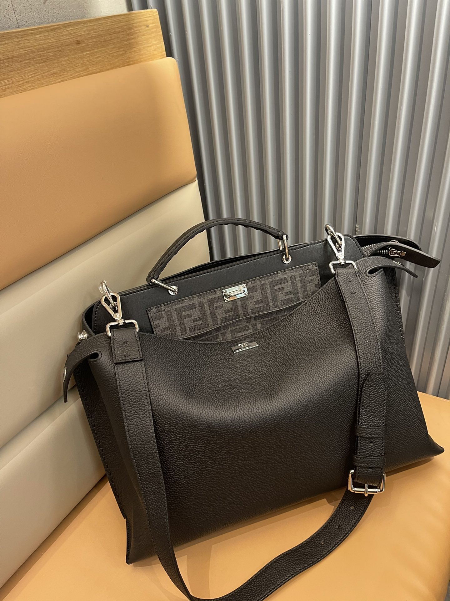 TOP FENDI FENDI Cowhide Bag 38*34*12cm - Black