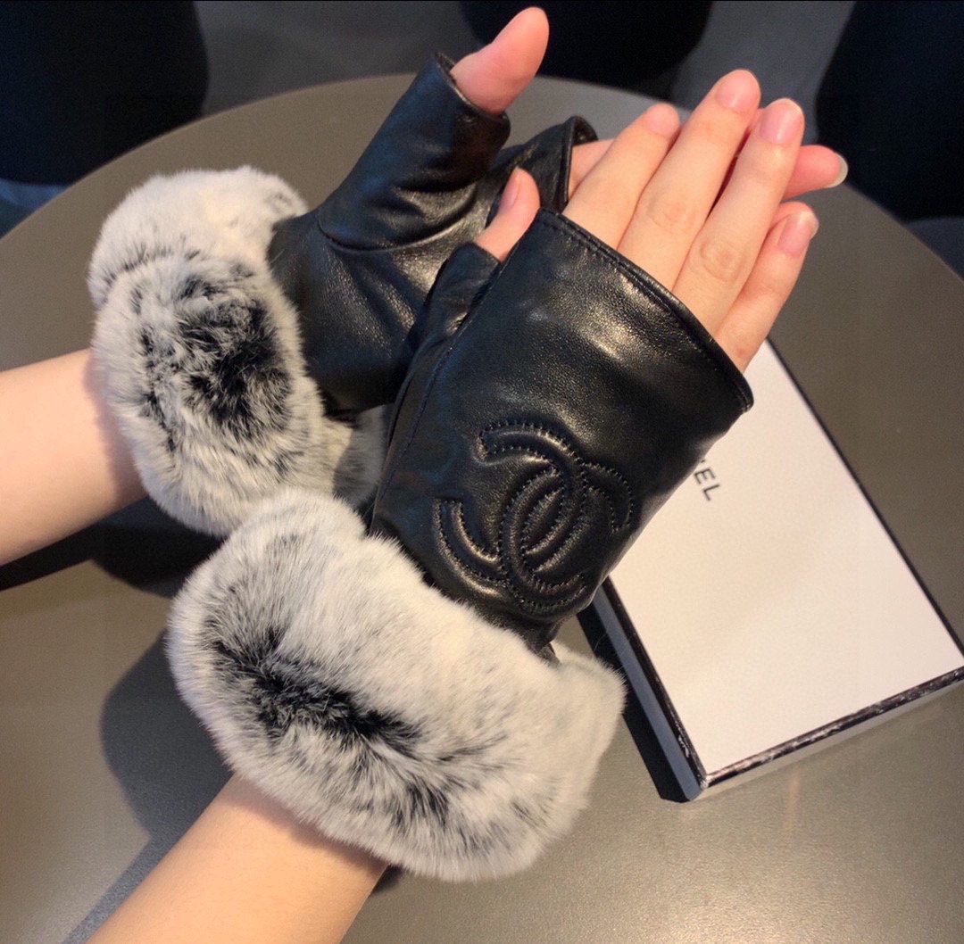 TOP CHANEL Gloves - Black