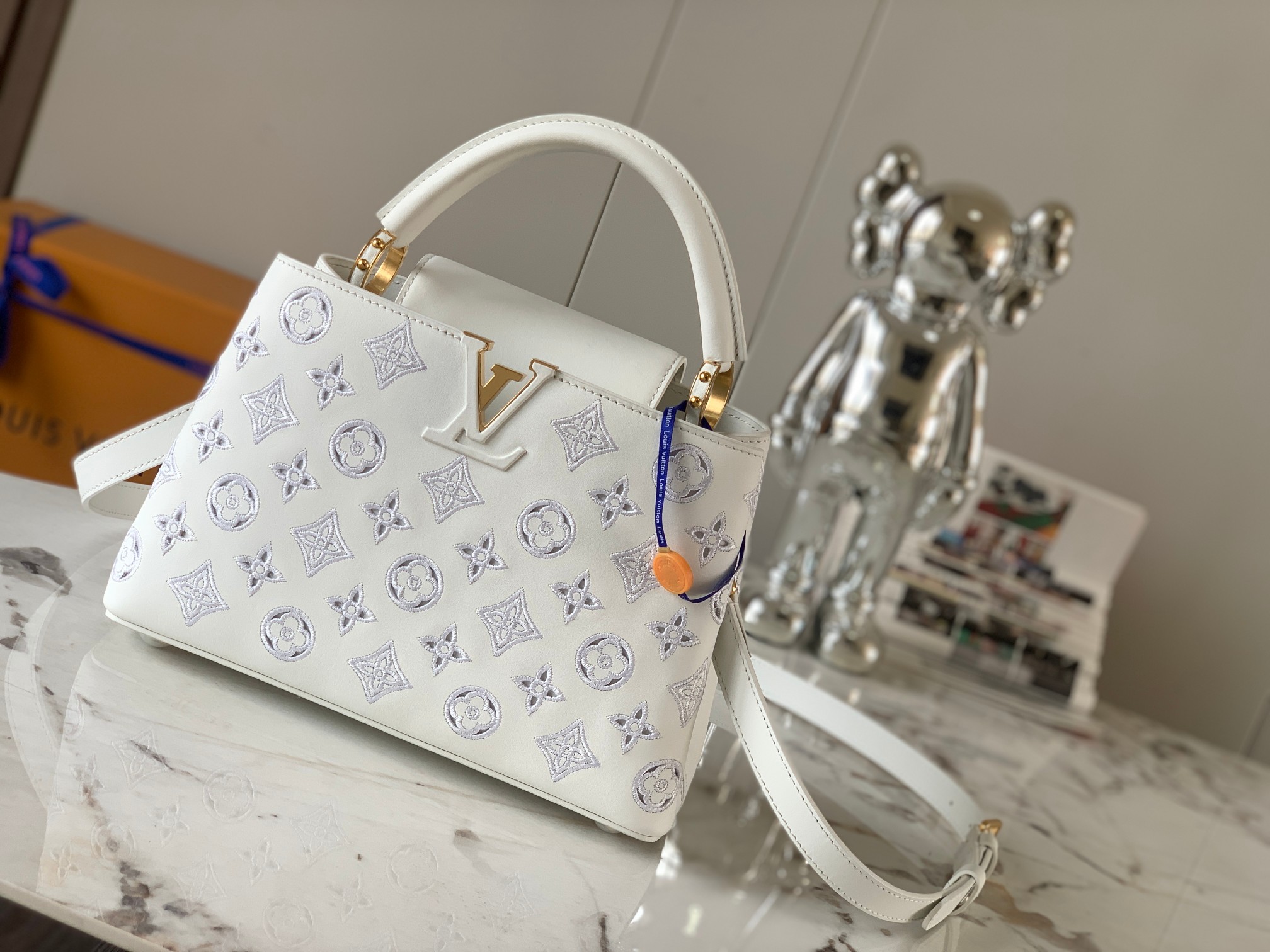 TOP Louis Vuitton LV Capucines Bourdon Stitch Embroidered Gold Buckle Bag  27.0 x 18.0 x 9.0 cm-White