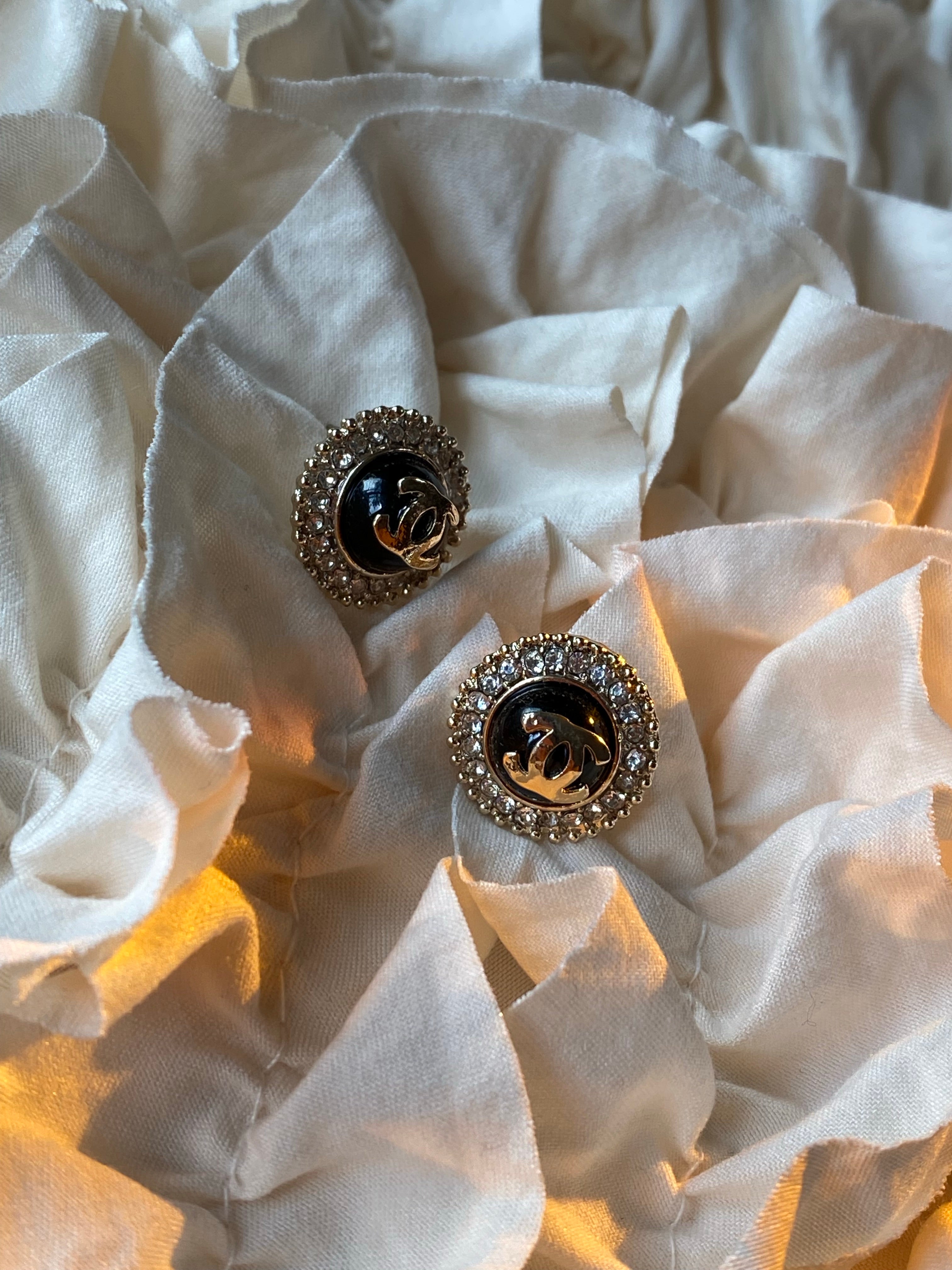 TOP CHANEL Lady Round Stud Earrings