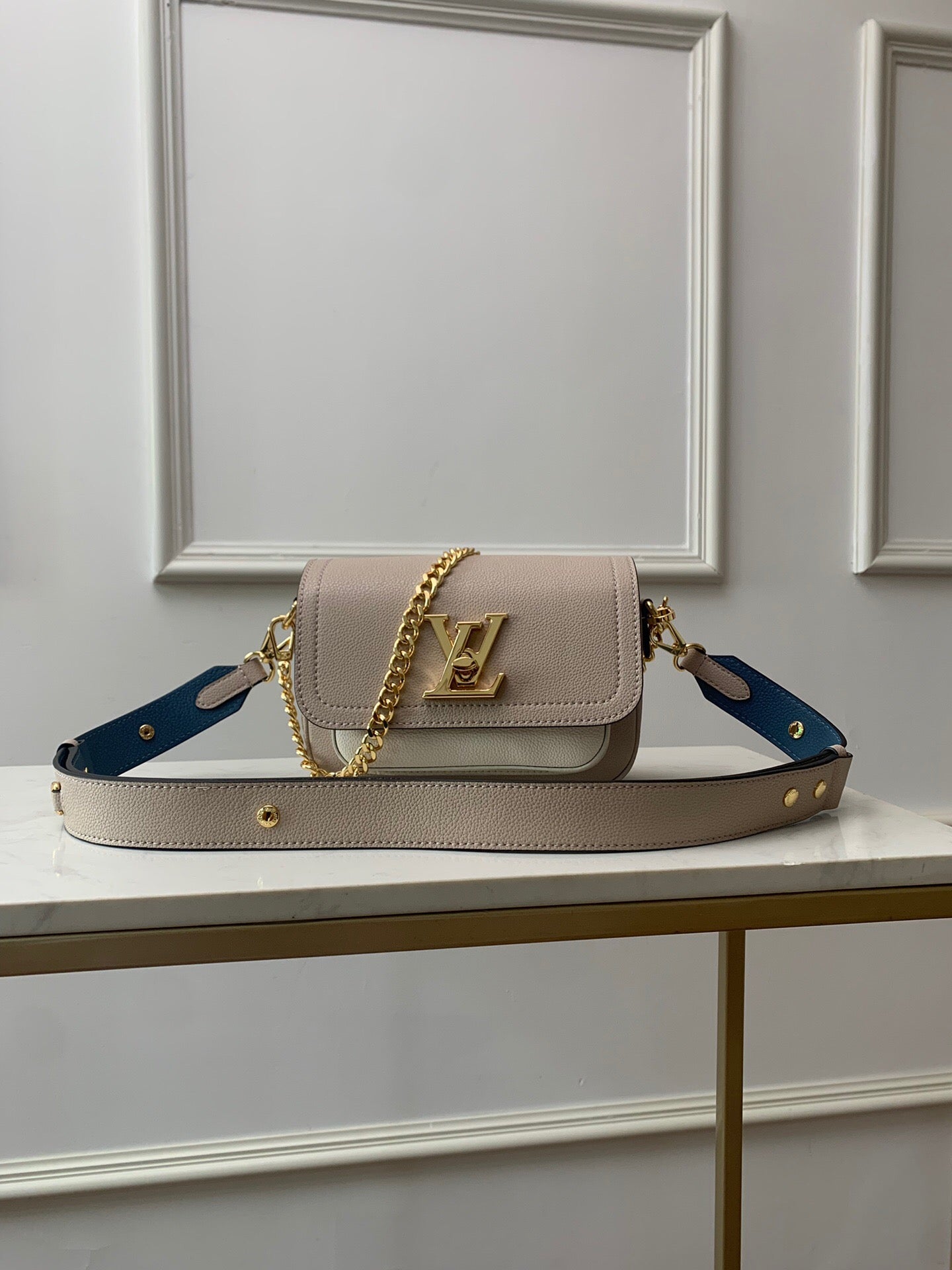 TOP Louis Vuitton LV  Lockme Tender Bag 19x13x8CM- Cream