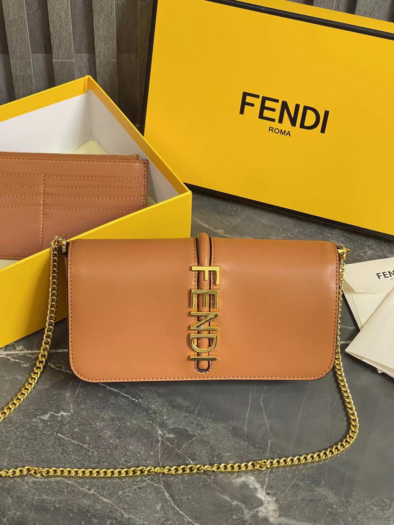 TOP FENDI The Latest Spring And Summer Commuter Chain Bag -  4 Colors
