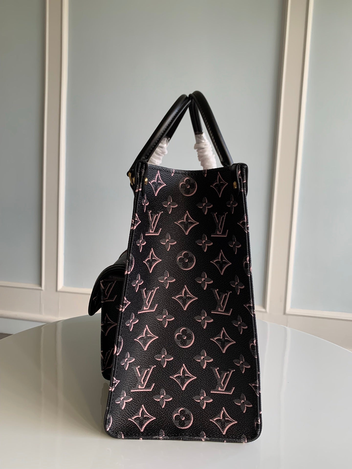 TOP Louis Vuitton LV On The Go MM Fall For You Monogram Tote 35x27x14cm - Black
