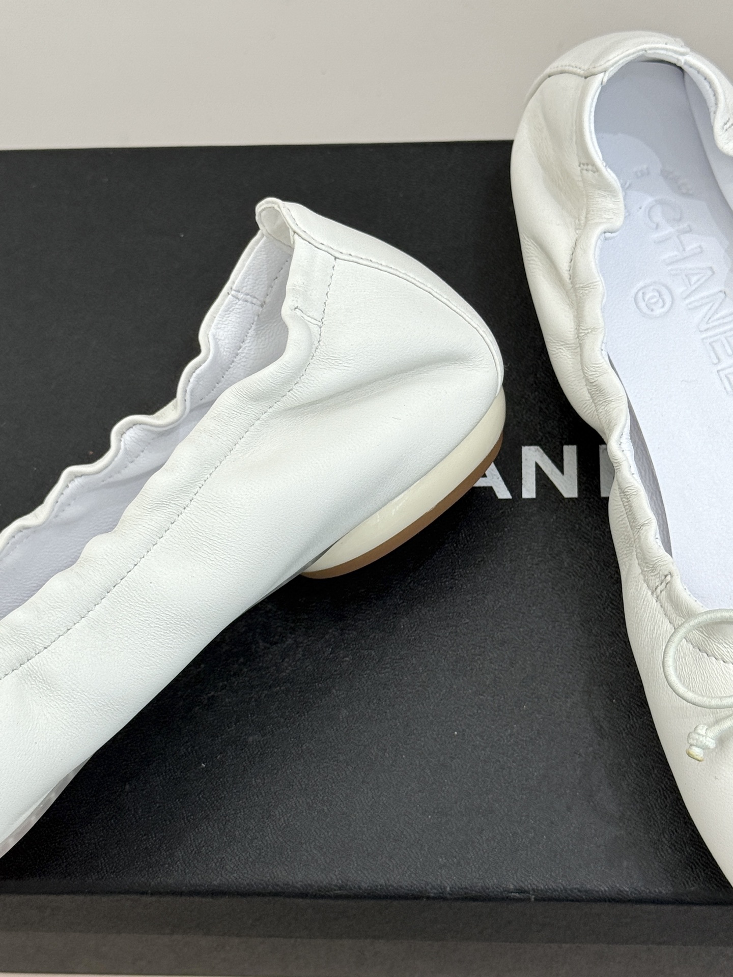 TOP CHANEL Flat Shoes with Bow - White