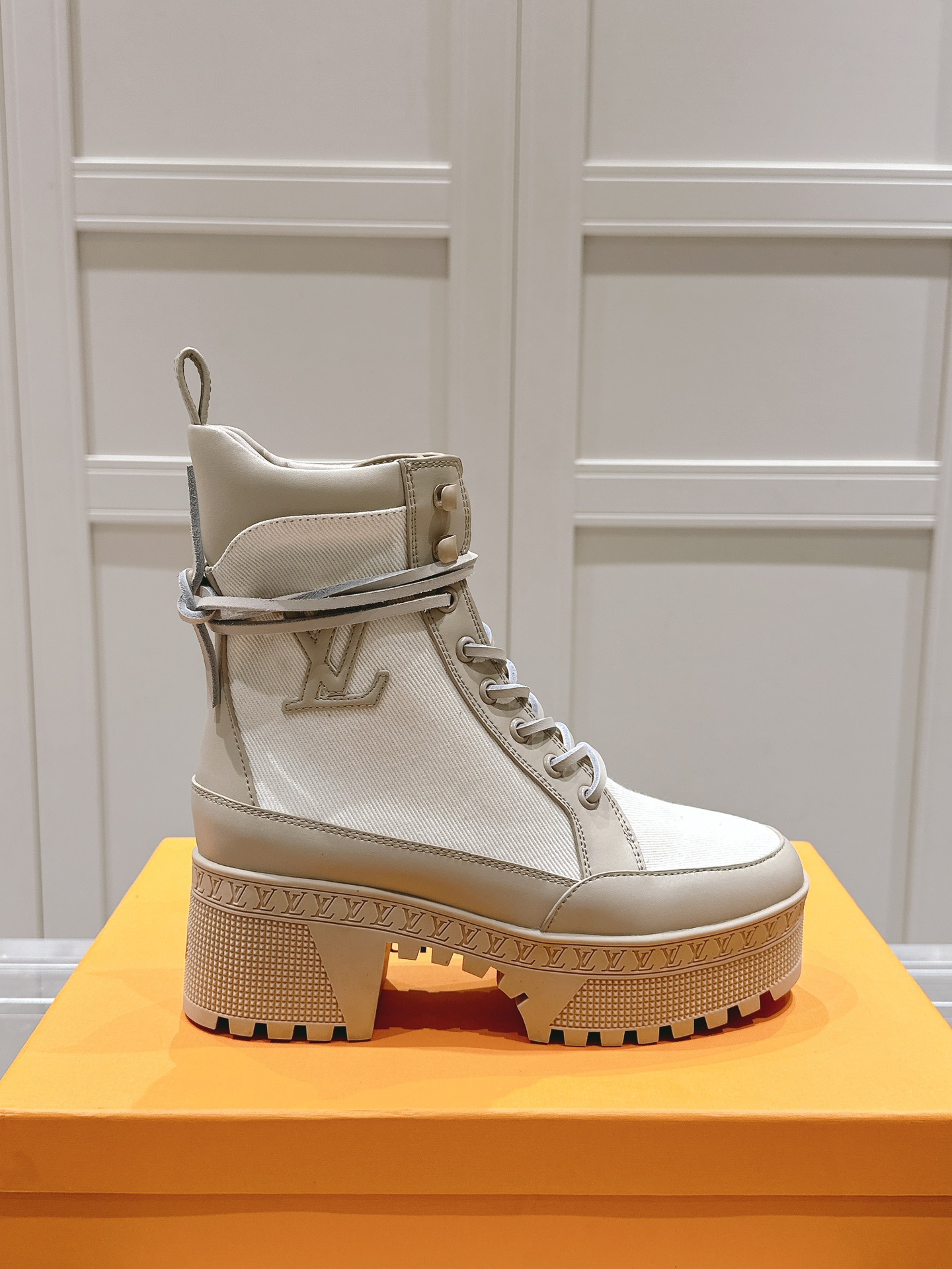 TOP Louis Vuitton LV Chunky Heel Boots with Logo - 5 Color