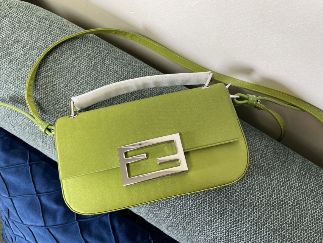 TOP FENDI Baguette Phone Pouch Bag 19x14x4 CM- 2 Colors