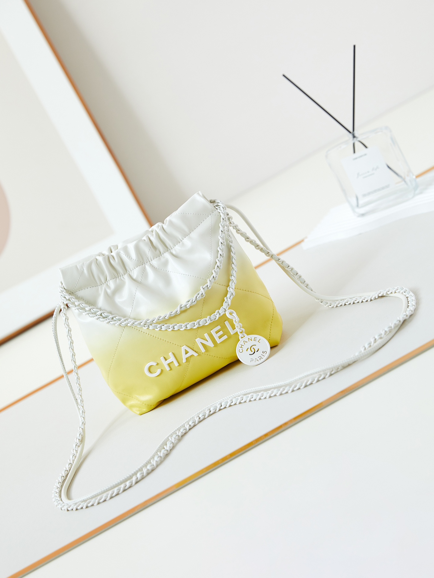 TOP CHANEL 24ss Mini 22 Bag 19x20x6cm - Yellow Paired With White