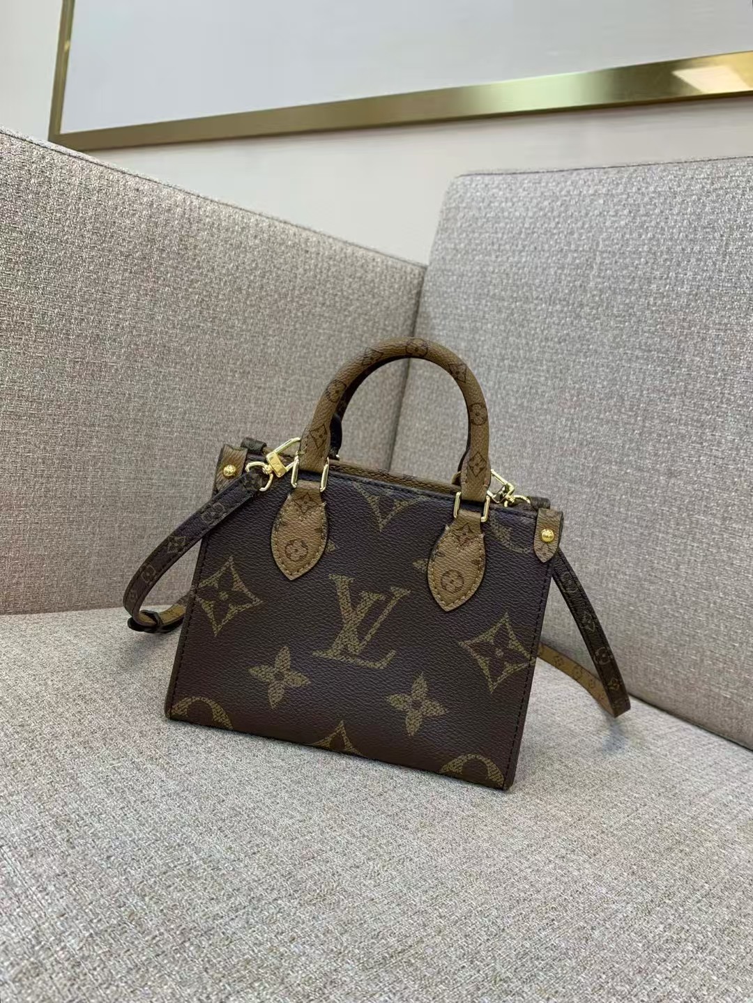 TOP Louis Vuitton LV On The Go BB Bag 18x15x8.5cm - Brown