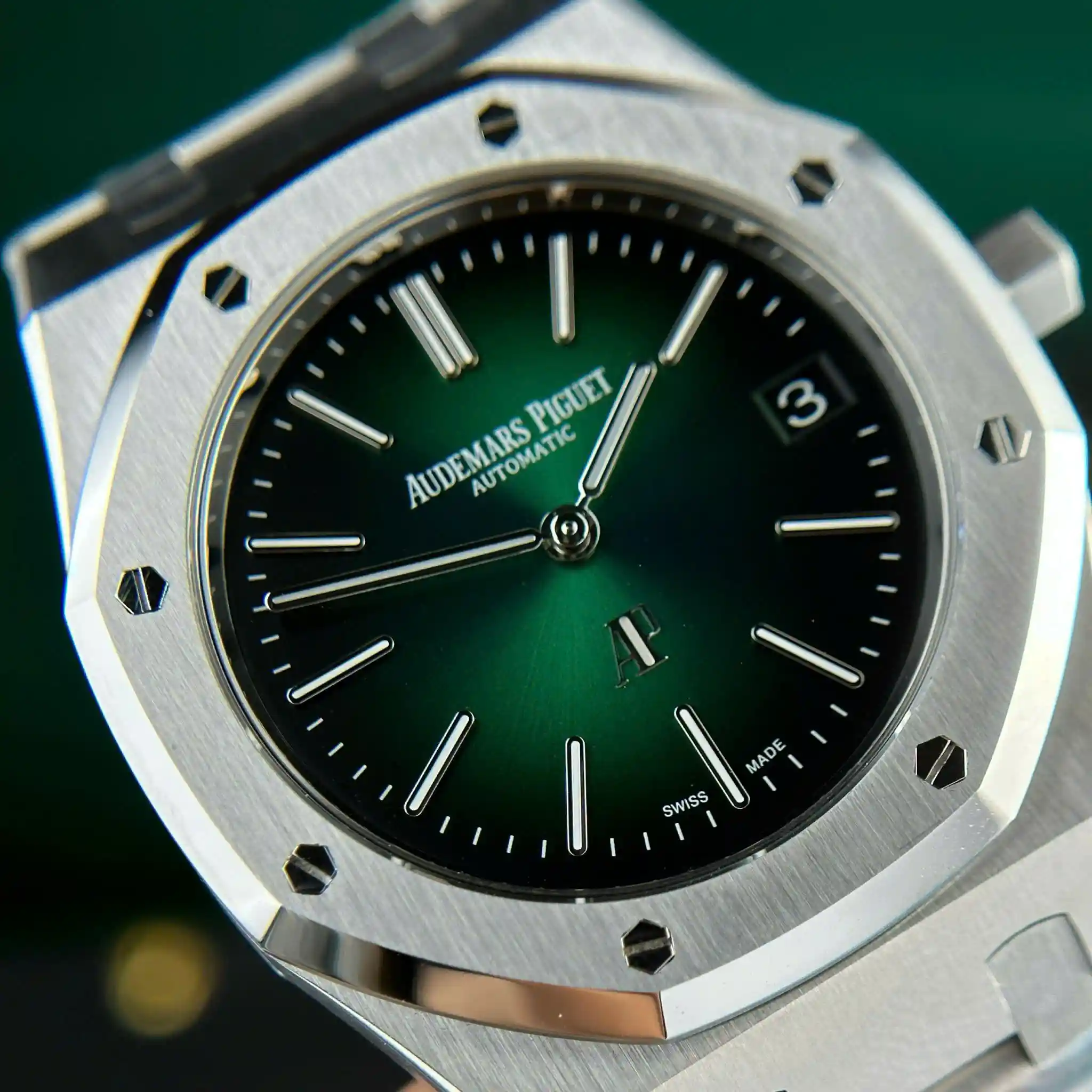 AAAWatch Audemars Piguet Royal Oak Automatic Men’s Watch, Gradient Green Dial, Octagonal Bezel with Exposed Screws, Brushed Stainless Steel Luxury Wristwatch