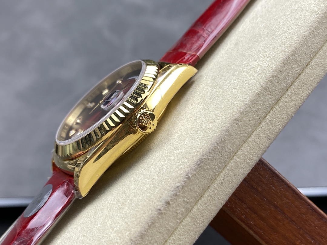 TOP ROLEX  Day-Date Yellow Gold Bezel Watch 36mm - Red