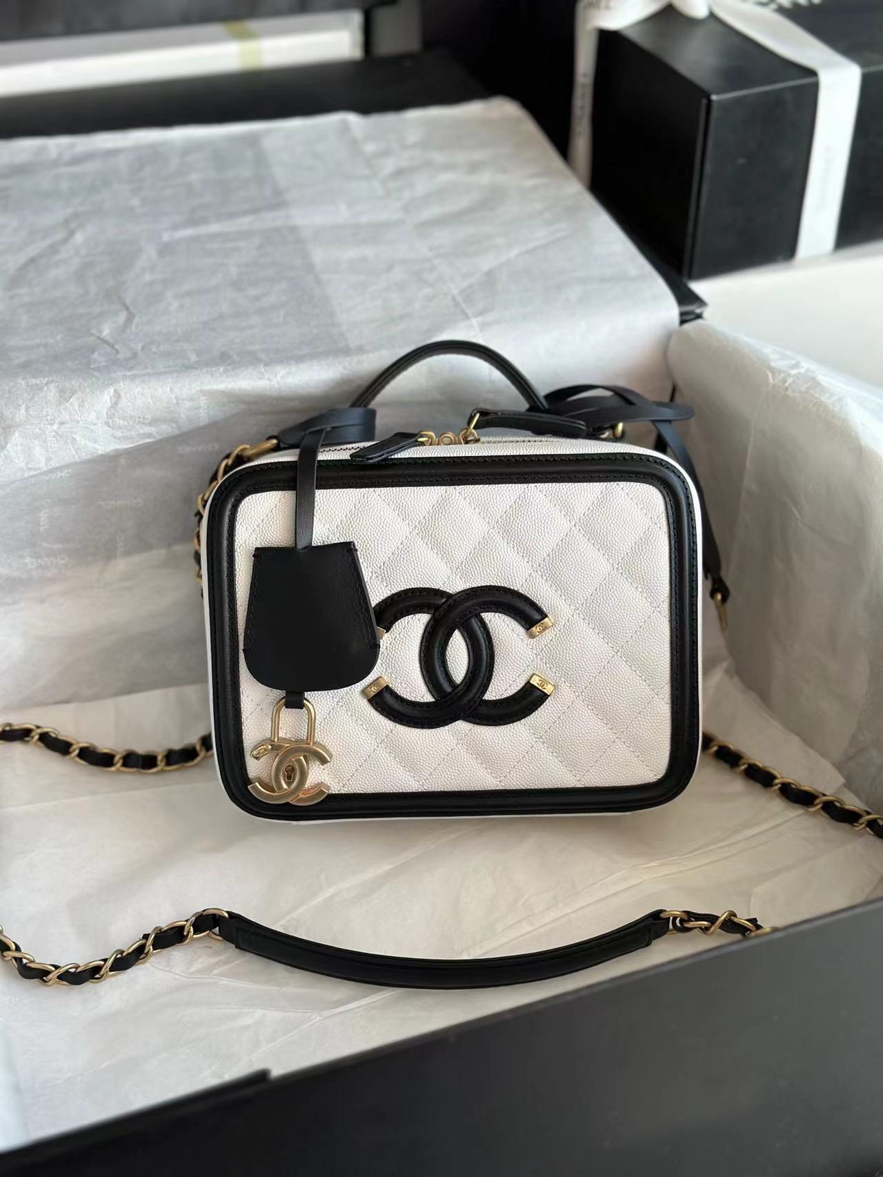 TOP CHANEL Classic Flap Bag w Top Handle Mini Rectangular 21CM- White&Black