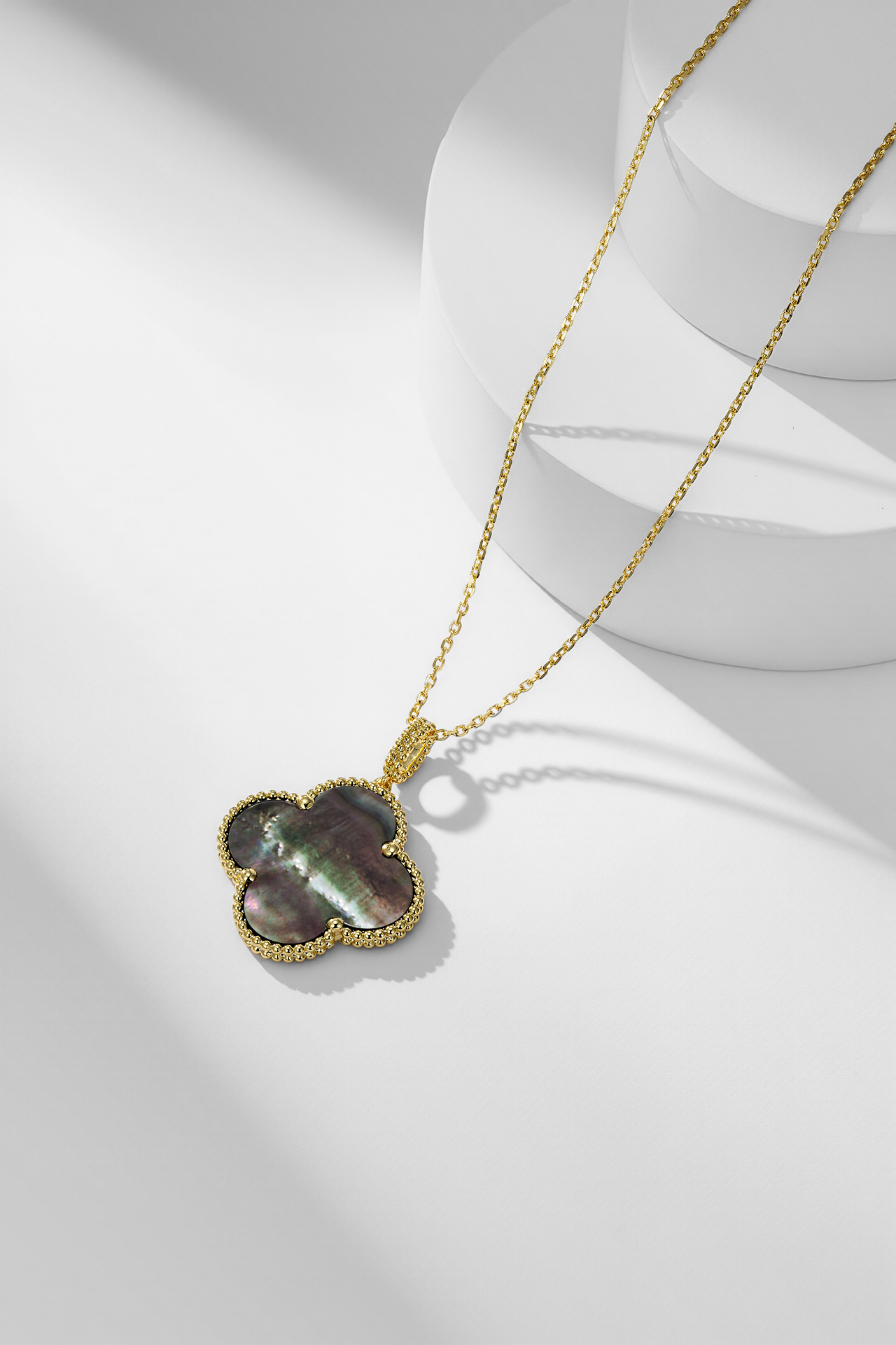 TOP Van Cleef & Arpels VCA Single Motif Stones Necklace -  Gold