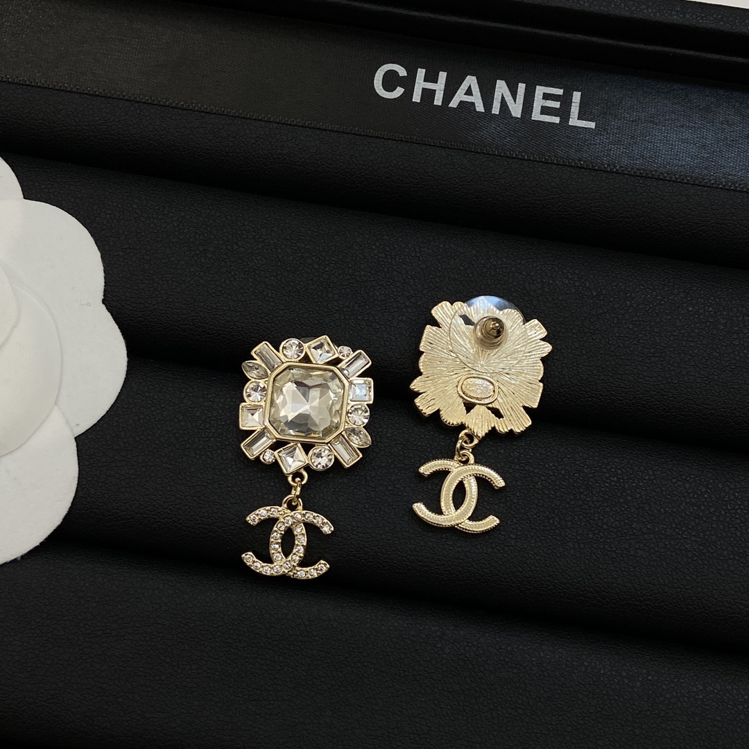 TOP CHANEL CC Heart Earrings