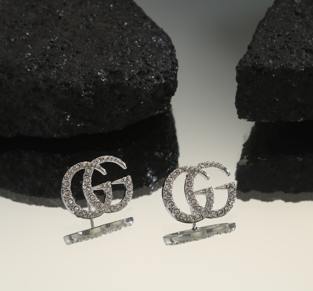 TOP GUCCI Retro G Word Earrings