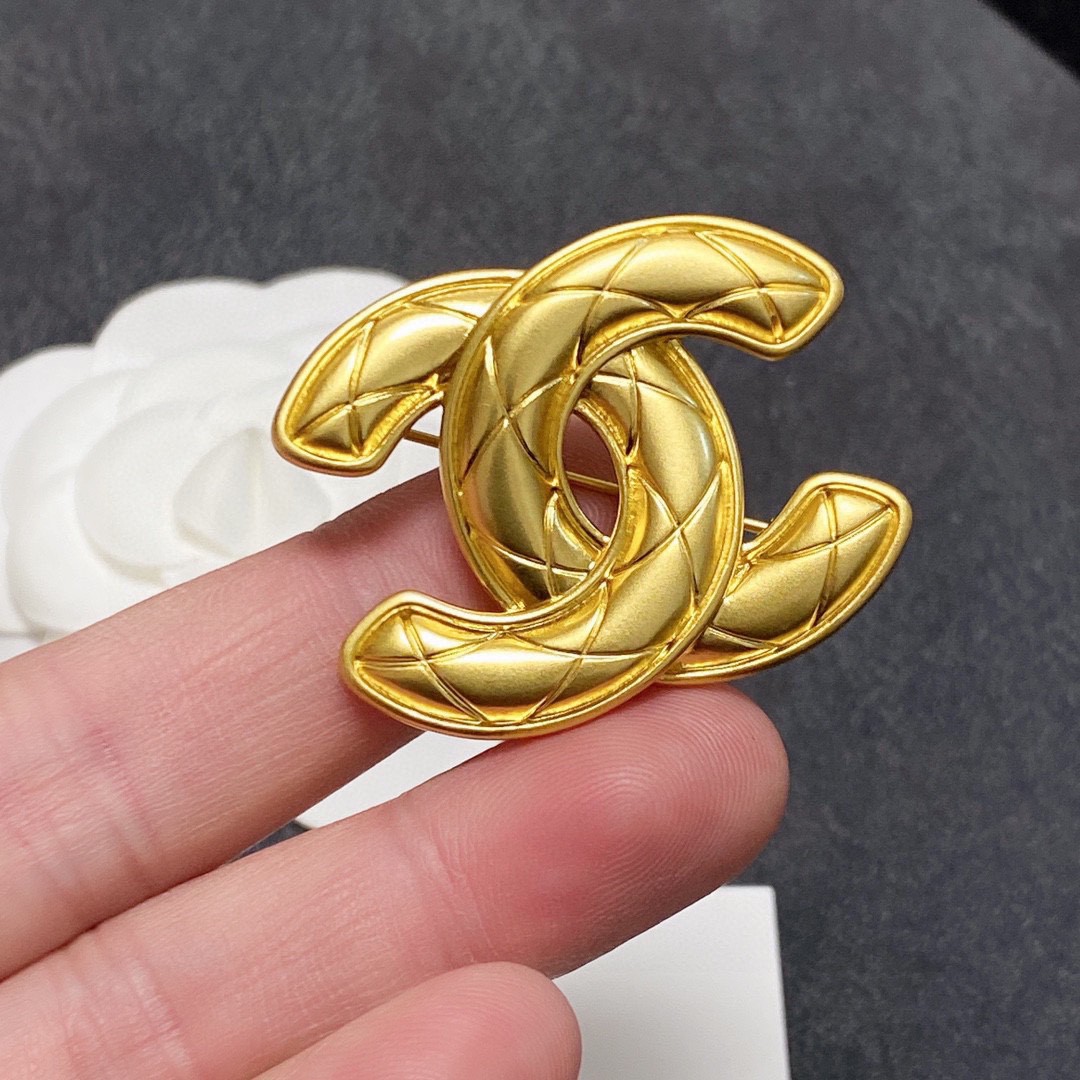 TOP CHANEL Gold Retro Style Brooch