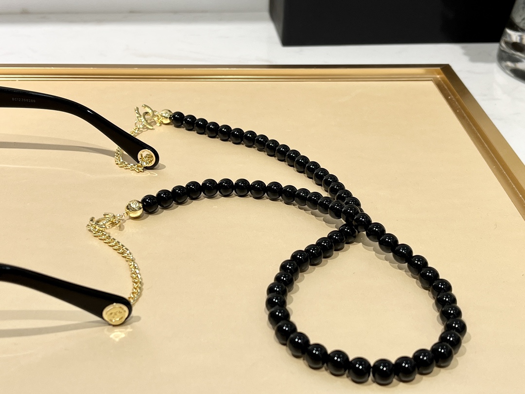 TOP CHANEL Exclusive Chain Hole Notch Buckle Sunglasses