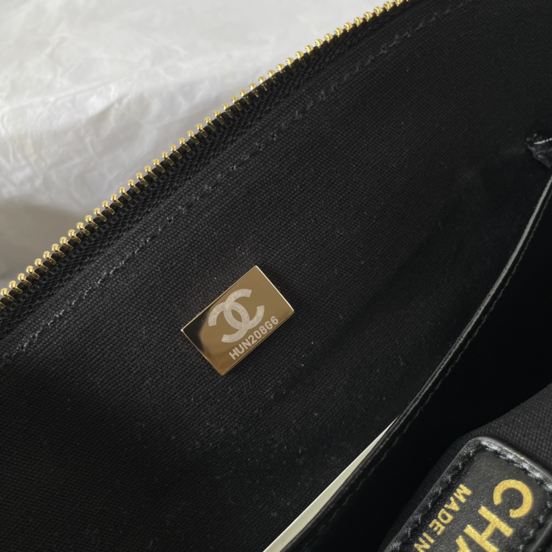 TOP CHANEL Shiny Lambskin Tote Bag 20.5x28.5x7cm - Black