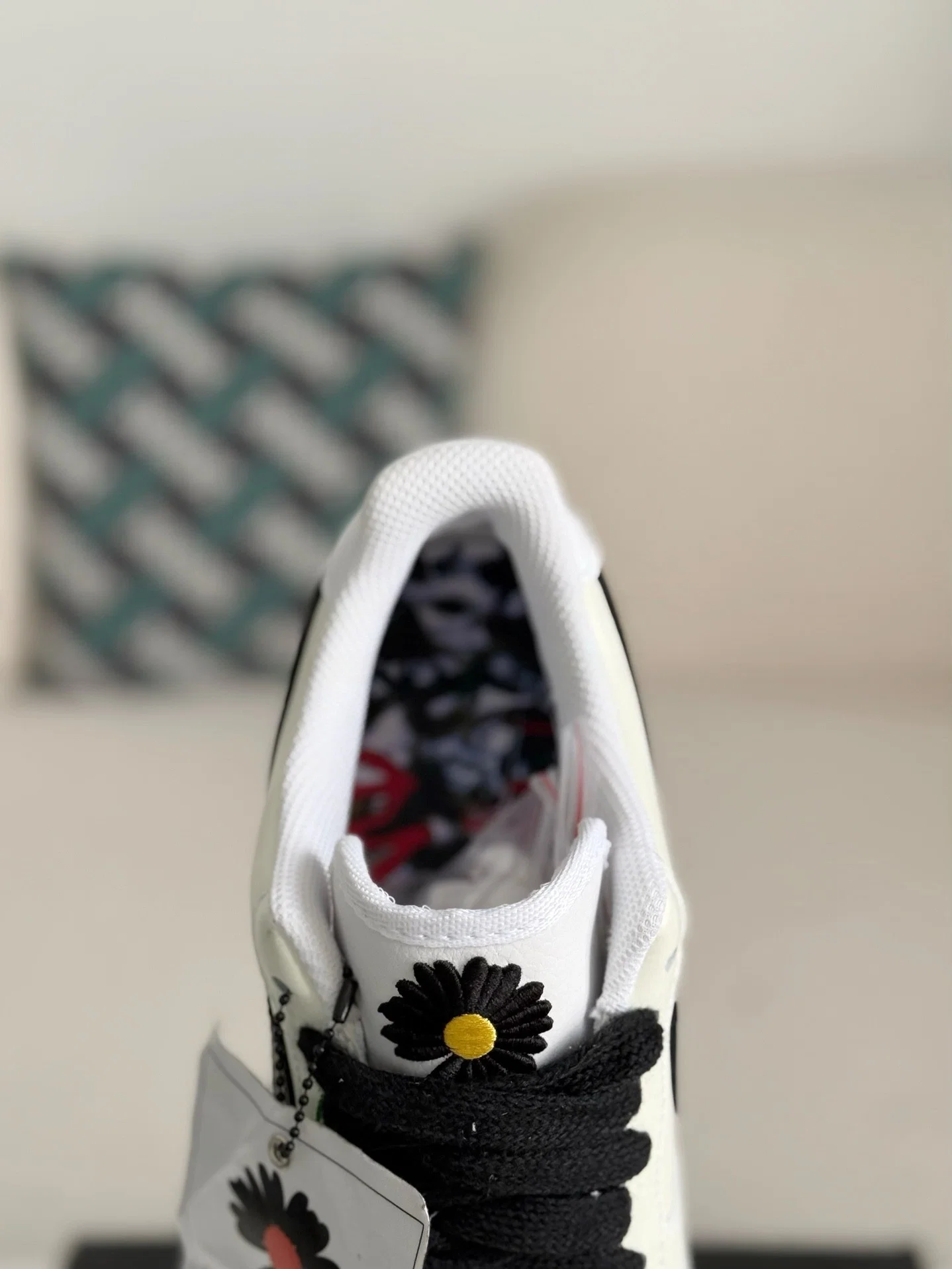 AAAShose Street Style Floral Embroidered Casual Sneakers Cream White Low Top Skateboard Shoes Fashion Daily Walking Shoes For Men Women