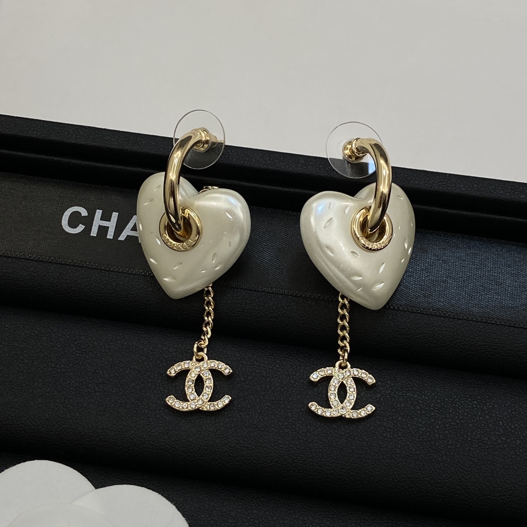 TOP CHANEL Pendant Earrings