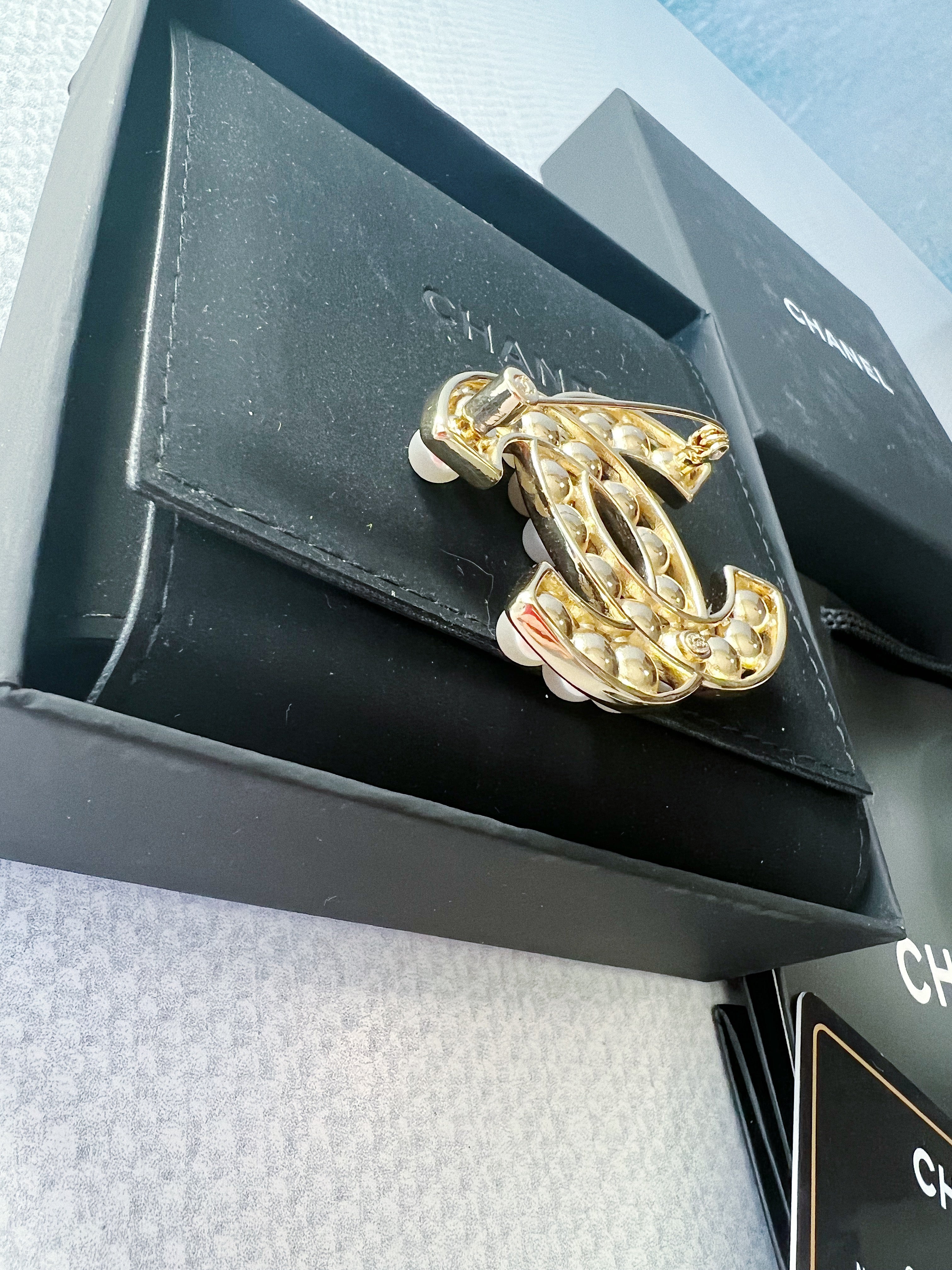 TOP CHANEL Gold Pearl Brooch