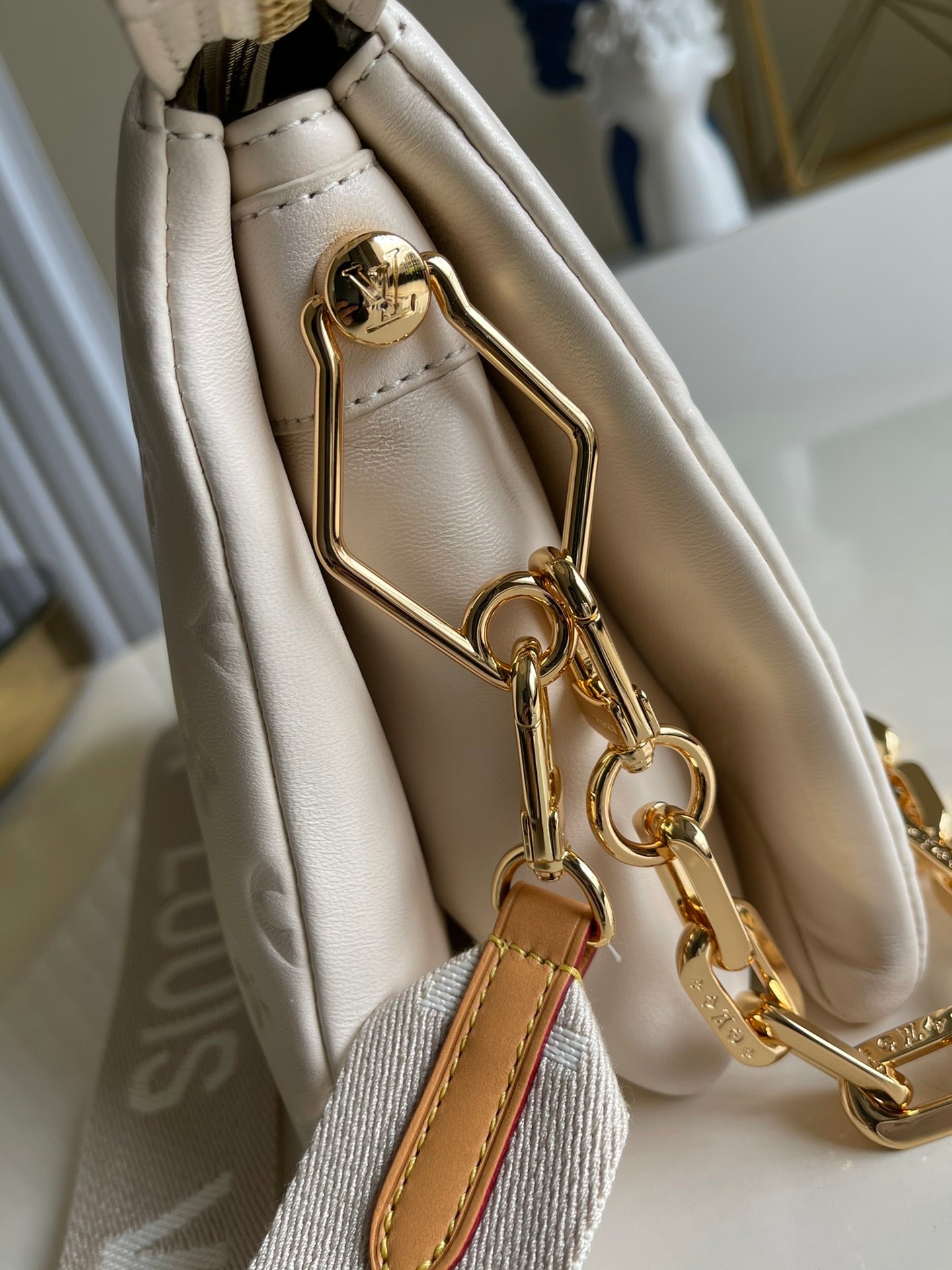 TOP Louis Vuitton LV £V Coussin Empreinte 26x20x12cm-  WHITE