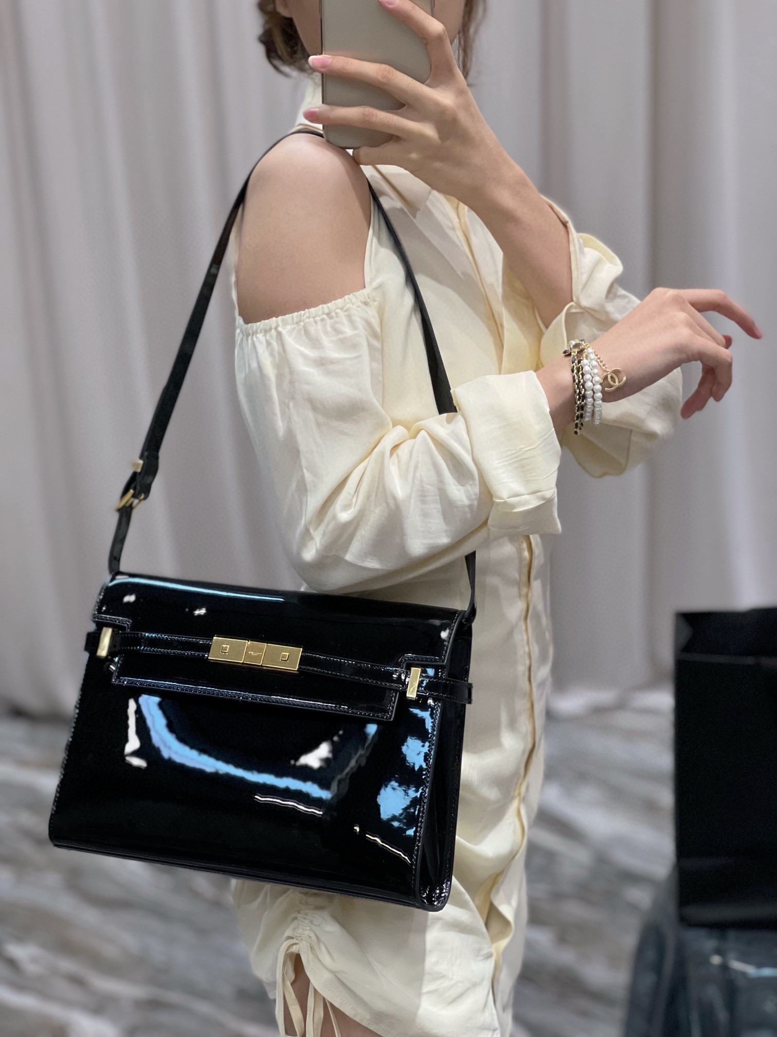 TOP Yves Saint Laurent YSL Manhattan Patent leather Gold Buckle Bag - Black