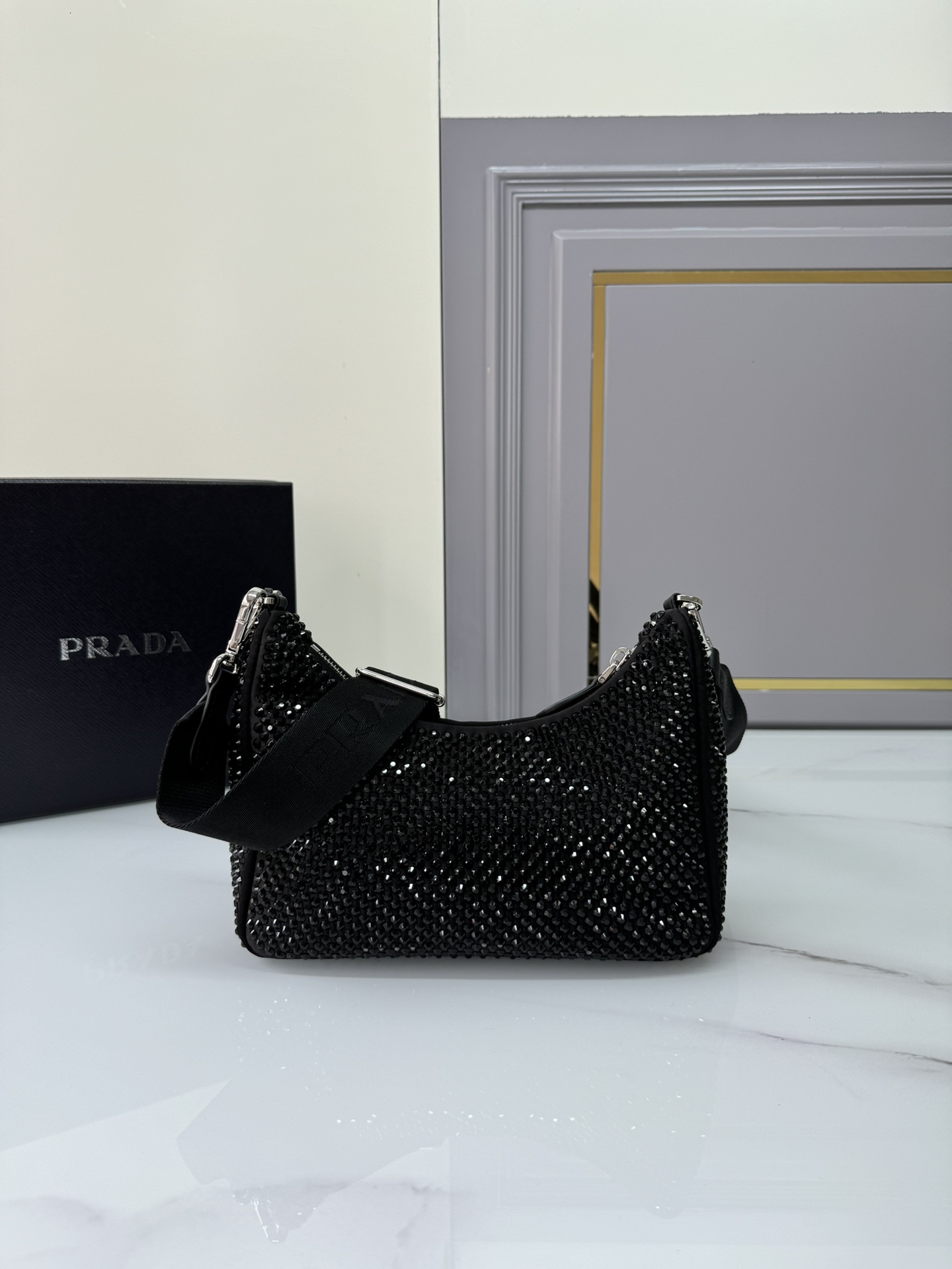 TOP PRADA Re-Edition 2005 Bag Crystal 22x16x6cm - Black