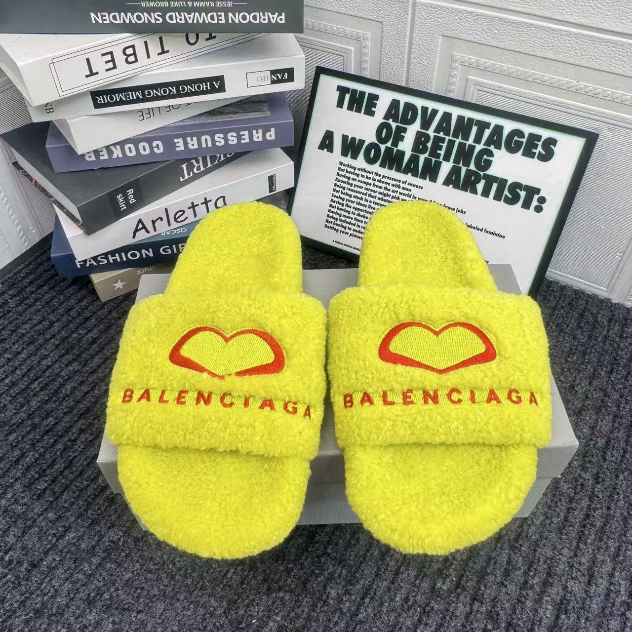 Balenciaga Fluffy Slippers(Replica)