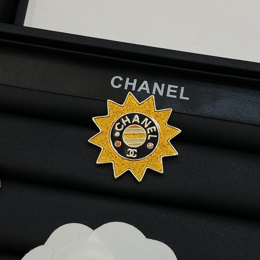 TOP CHANEL Brooch