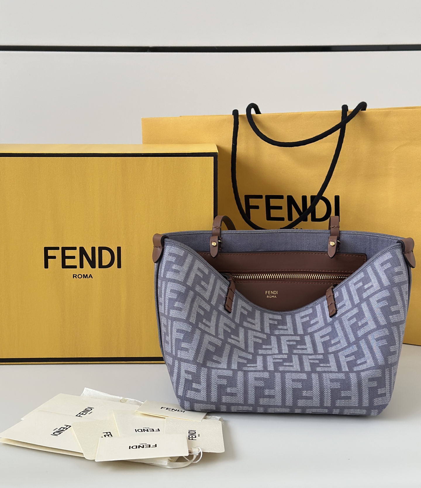 TOP FENDI Roll Bag 22/14/18cm - Blue