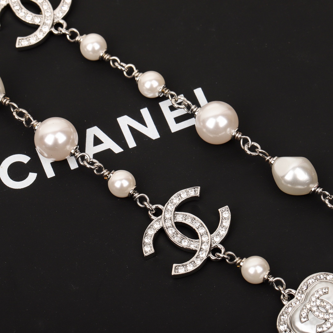 TOP CHANEL Heart Pearl Sweater Chain