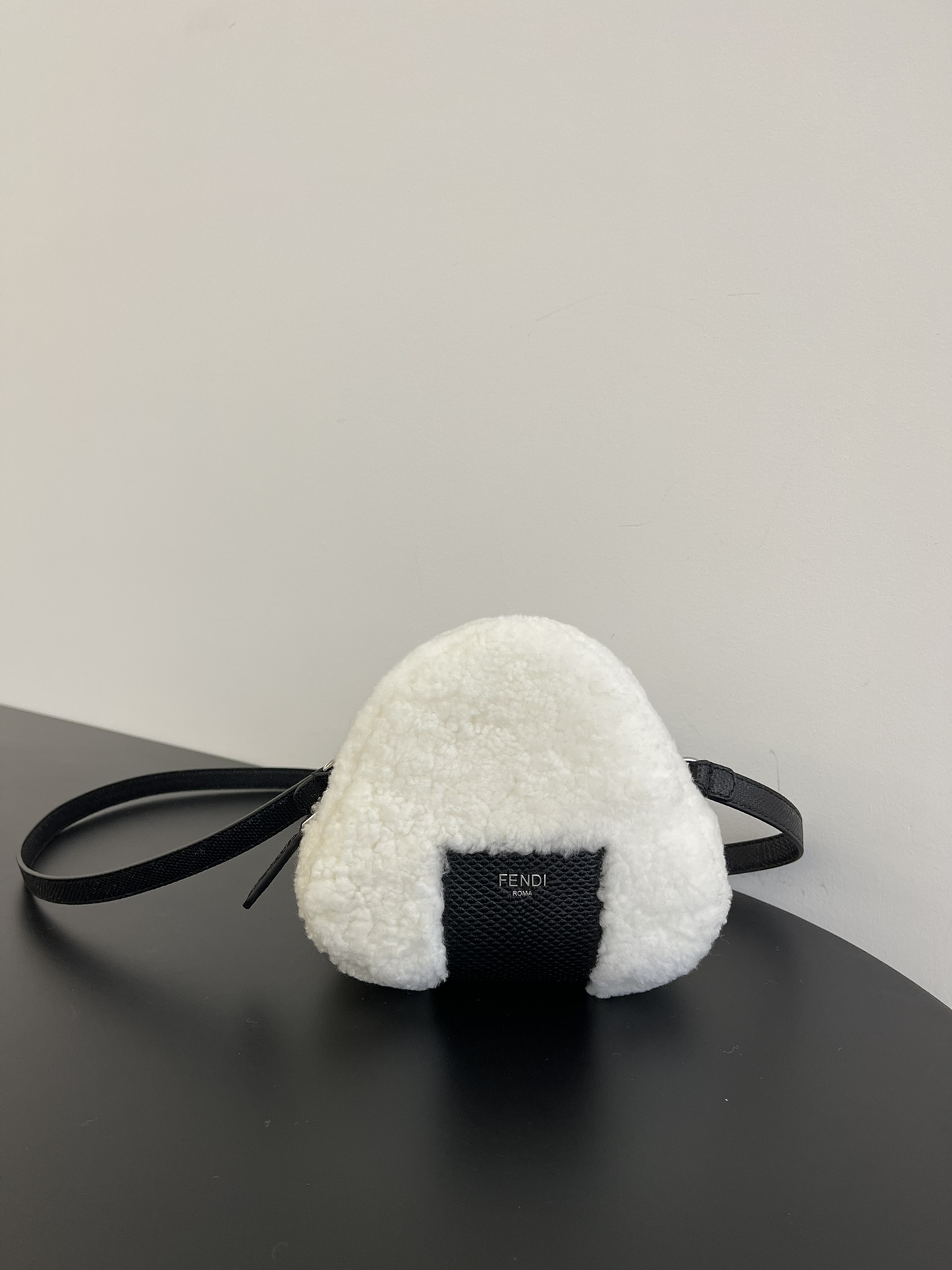 TOP FENDI Snakeskin And Lamb's Wool Rice Ball-Shaped Crossbody Bag 16x6x15cm - White