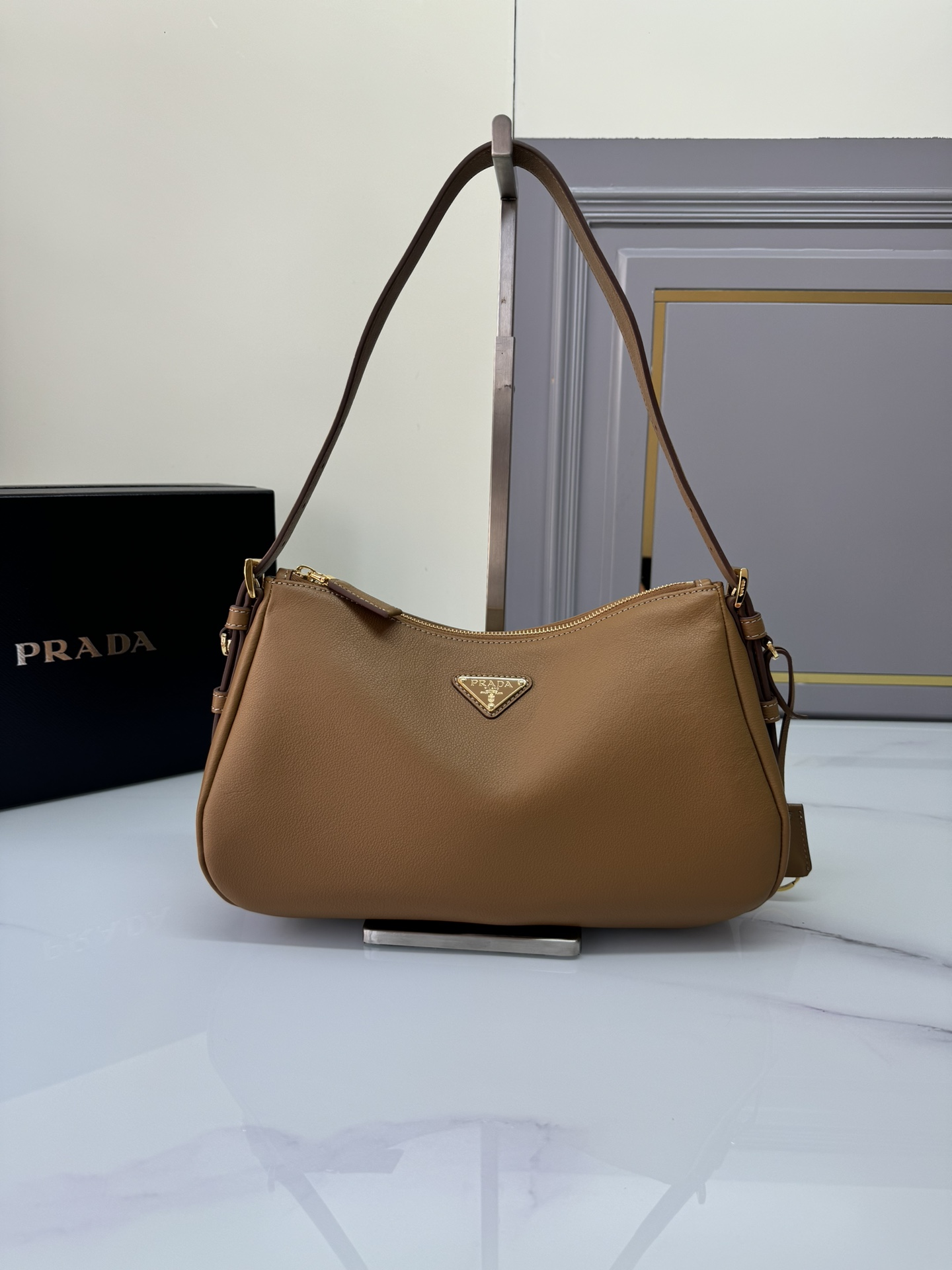 TOP PRADA Re-edition 2005 Saffiano Leather Hobo Bag 31x 18 x 10 cm- 2 Colors