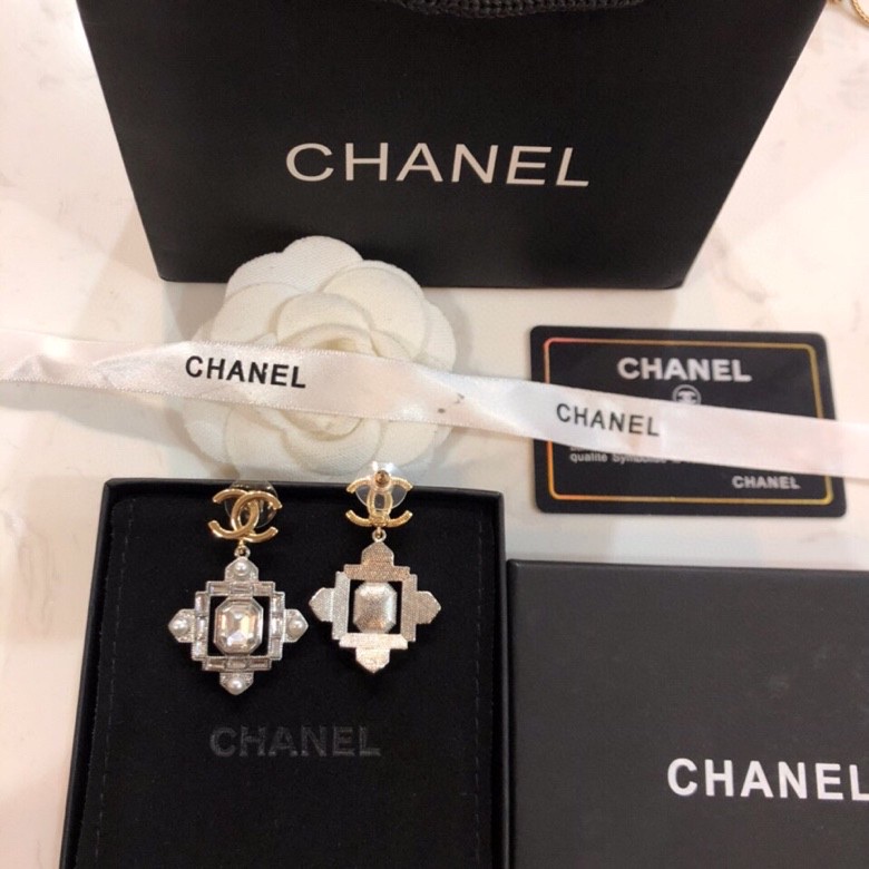 TOP CHANEL Classic Zircon Stud Earrings