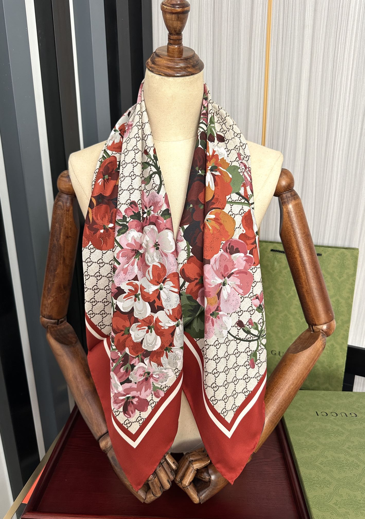 TOP GUCCI GG Flowers Cashmere Scarf 90 x 90 cm - 2 Colors