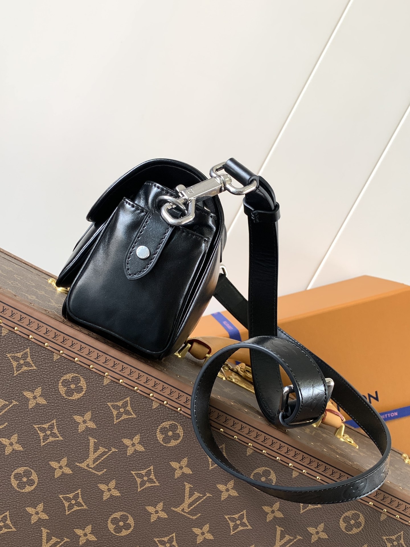 TOP Louis Vuitton LV Cargo Mini Handbag 23cm - Black