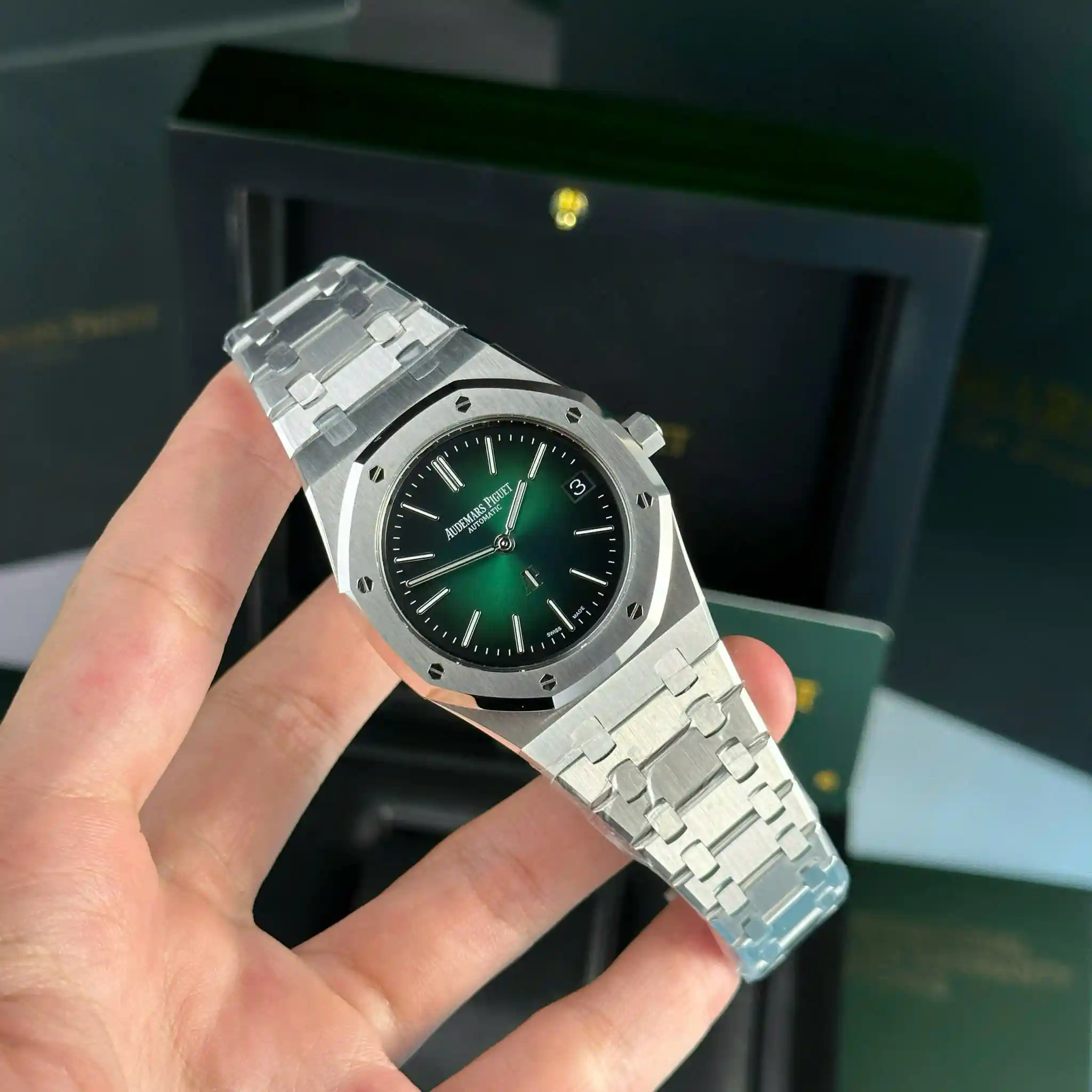 AAAWatch Audemars Piguet Royal Oak Automatic Men’s Watch, Gradient Green Dial, Octagonal Bezel with Exposed Screws, Brushed Stainless Steel Luxury Wristwatch