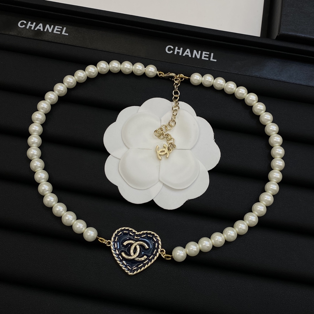 TOP CHANEL Necklace with Pearl and Heart Pendant - Gold