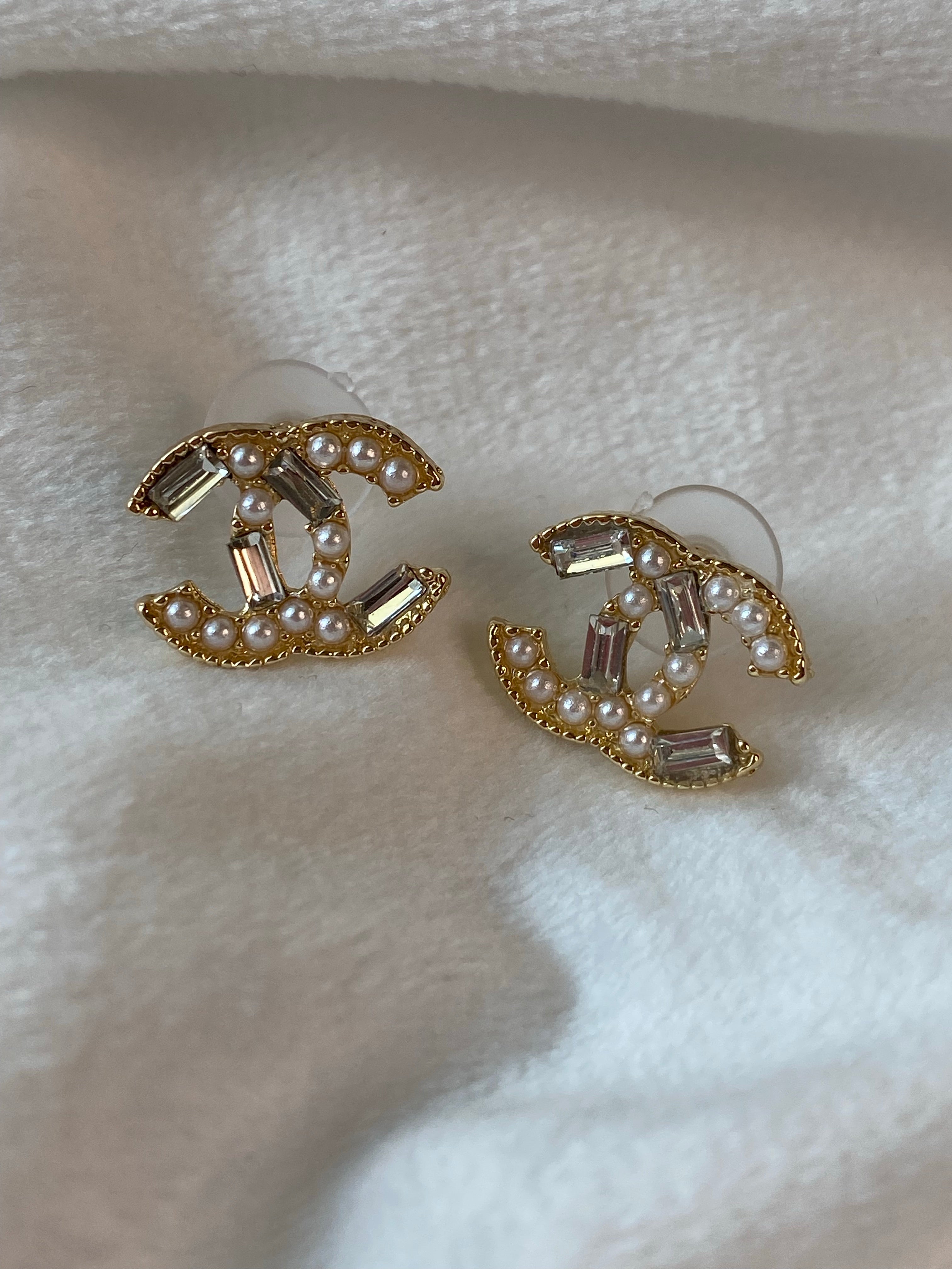 TOP CHANEL Small Stud Logo Earrings