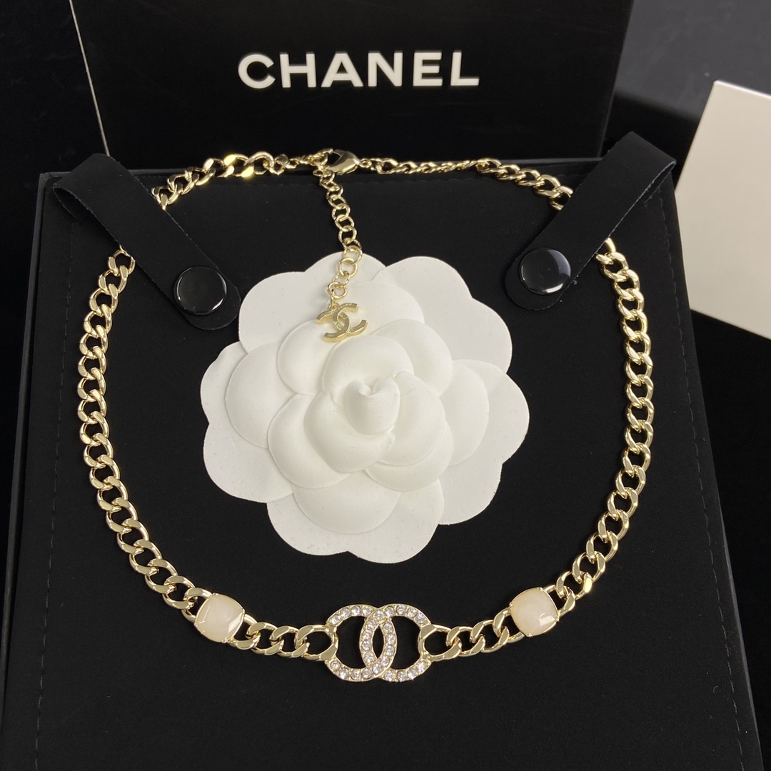 TOP CHANEL Turnlock Necklace