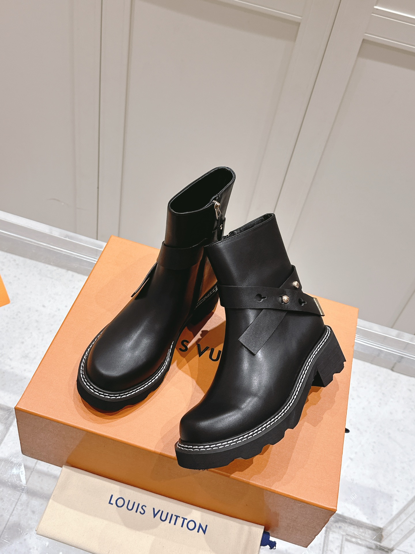 TOP Louis Vuitton LV Leather Boots - Black