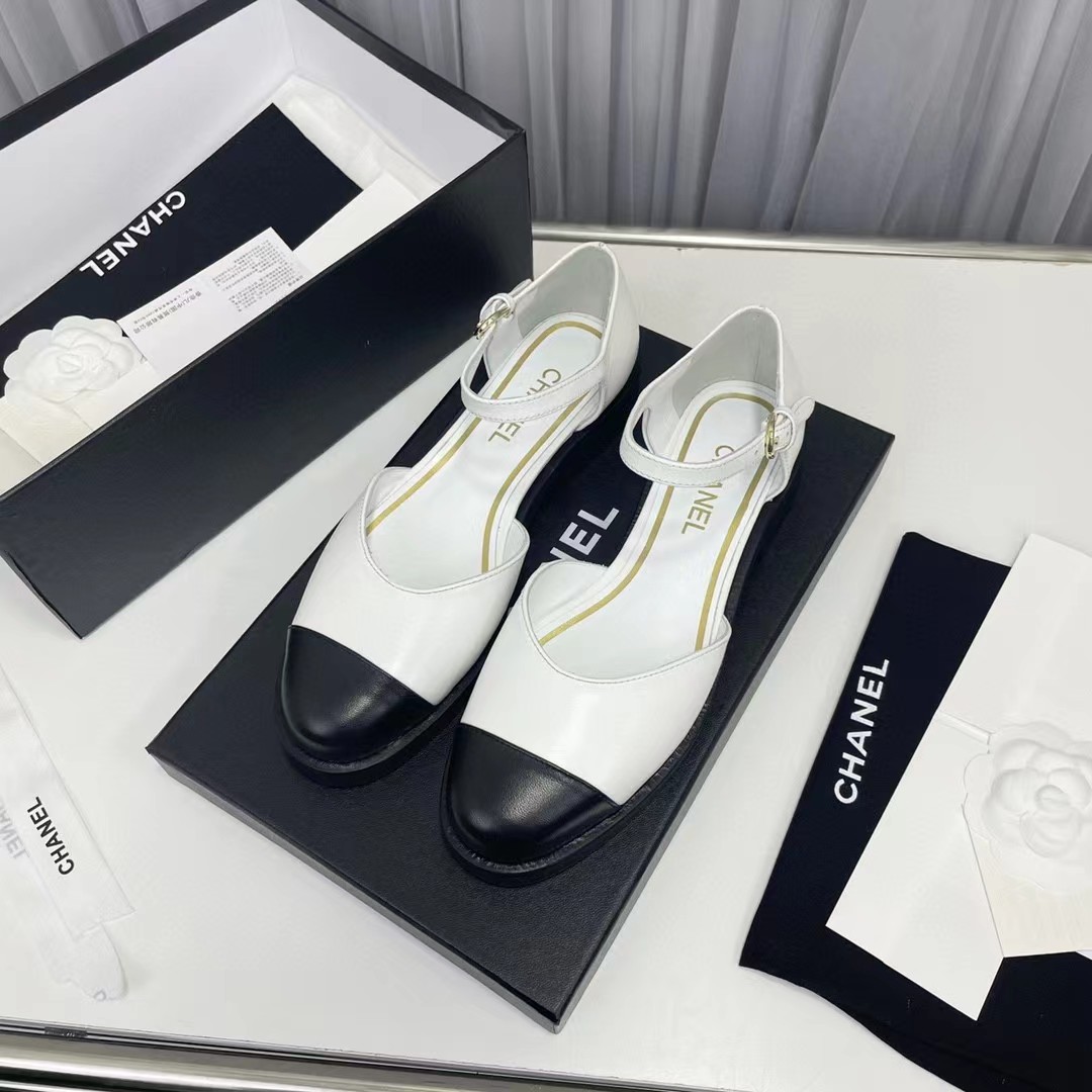Top CHANEL Leather Sandals - 2 Color