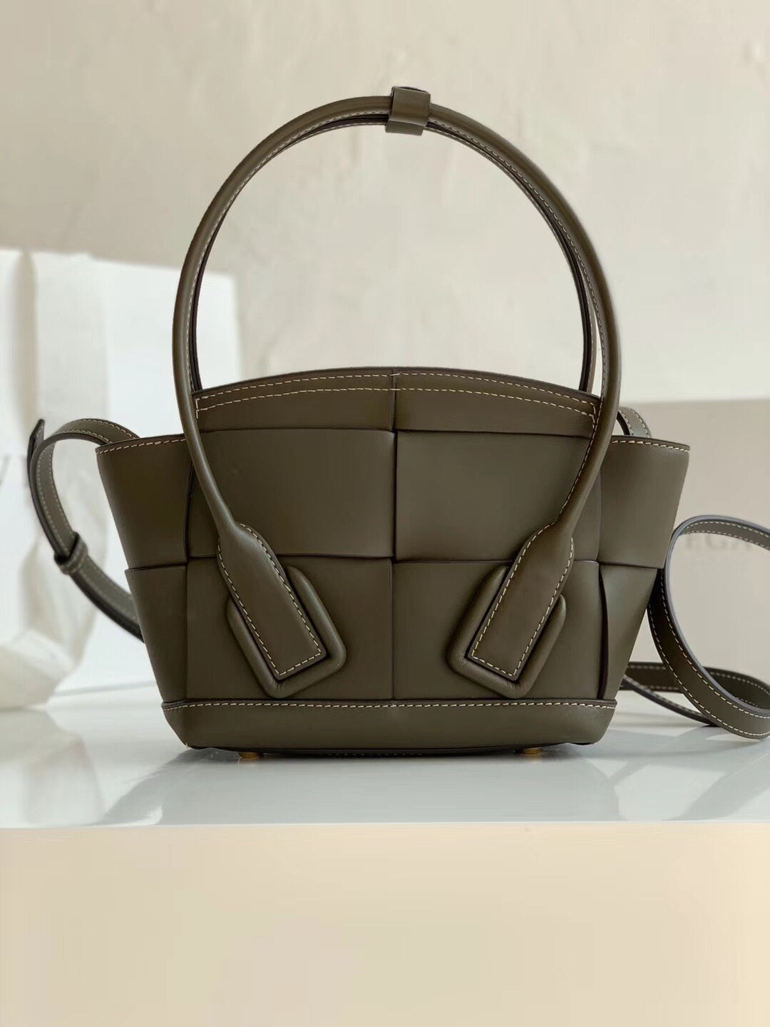 TOP Bottega Veneta BV Mini Arco 29 Leather Bag - Camping