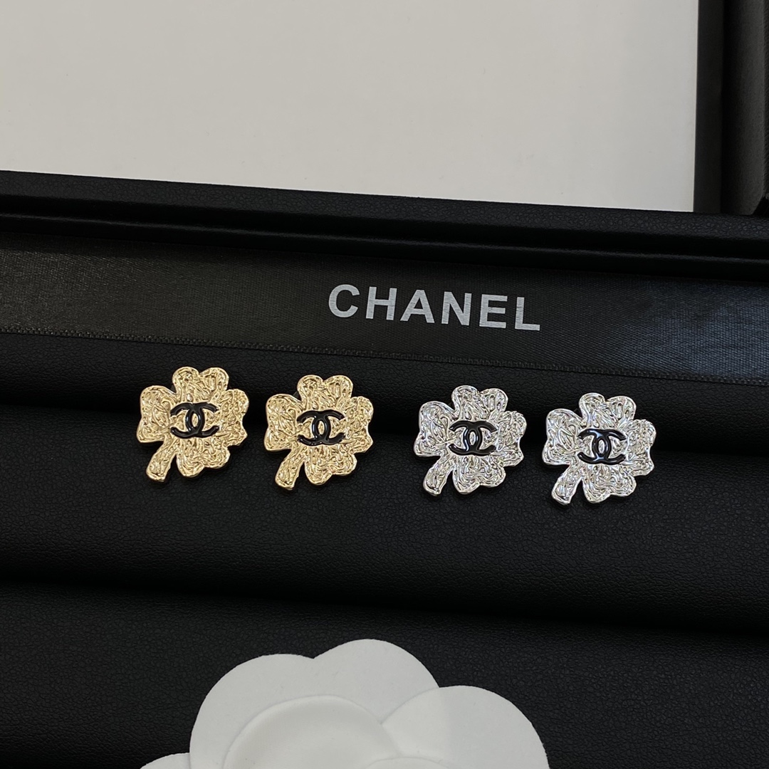 TOP CHANEL Four Leaf Clover Earrings - 2 Color