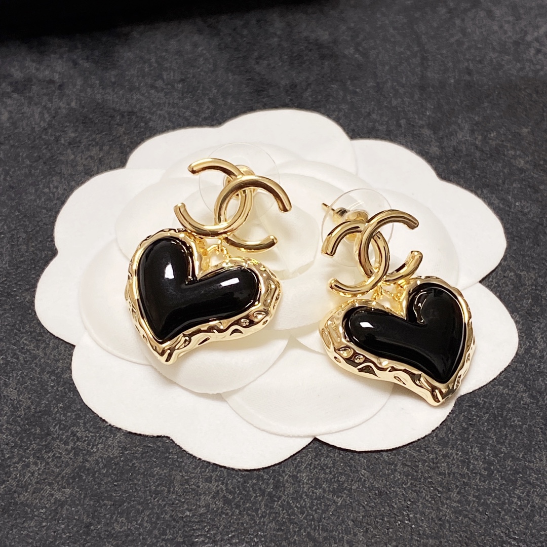 TOP CHANEL Classic Heart Stud Earrings - Black